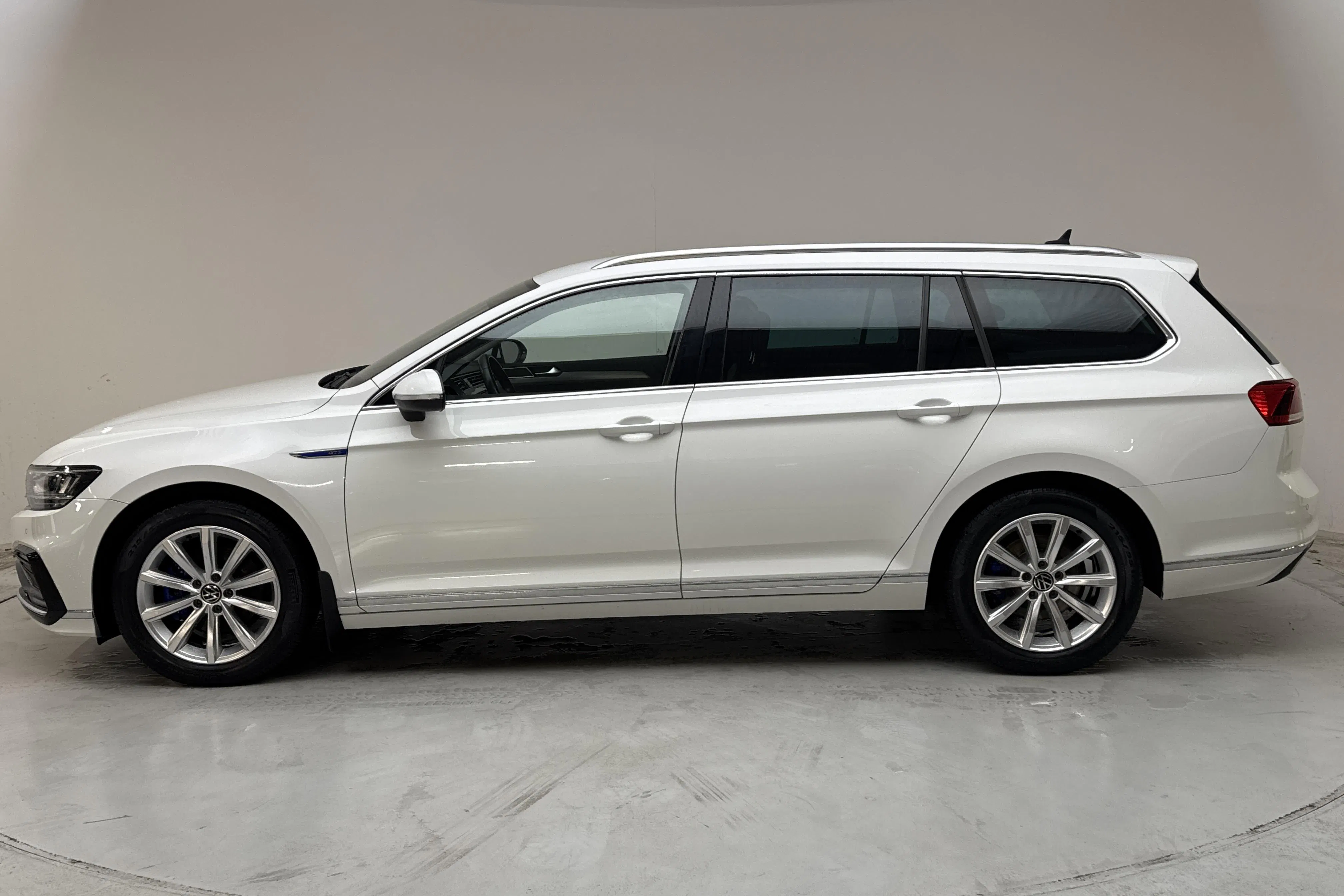 Presentation photo 2 of 17: VW Passat 1.4 GTE Sportscombi (218hk) - 177 700 km - Automatic - white - 2021