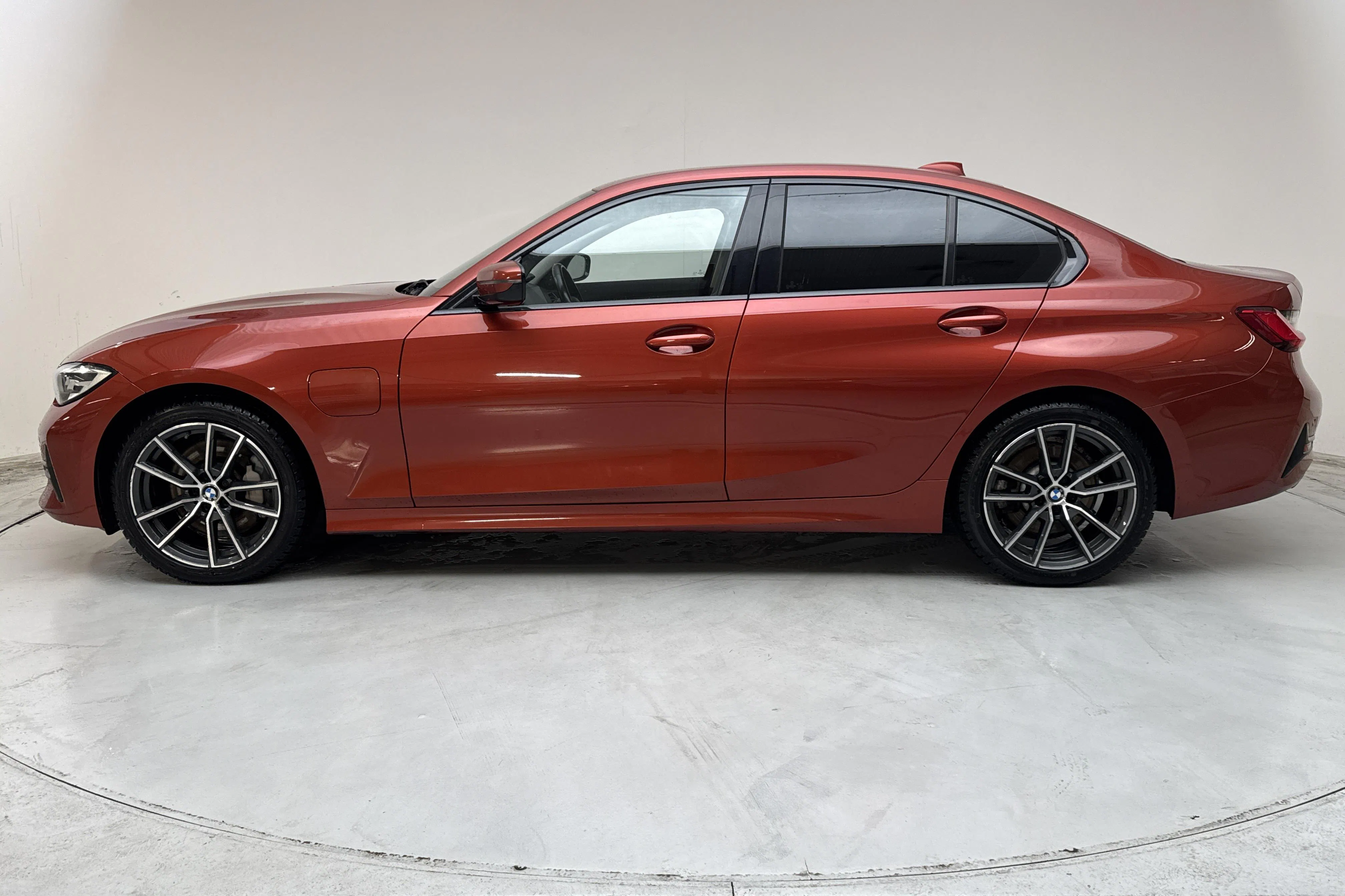 Presentationsfoto 2 av 14: BMW 330e Sedan, G20 (292hk) - 19 776 mil - Automat - orange - 2020