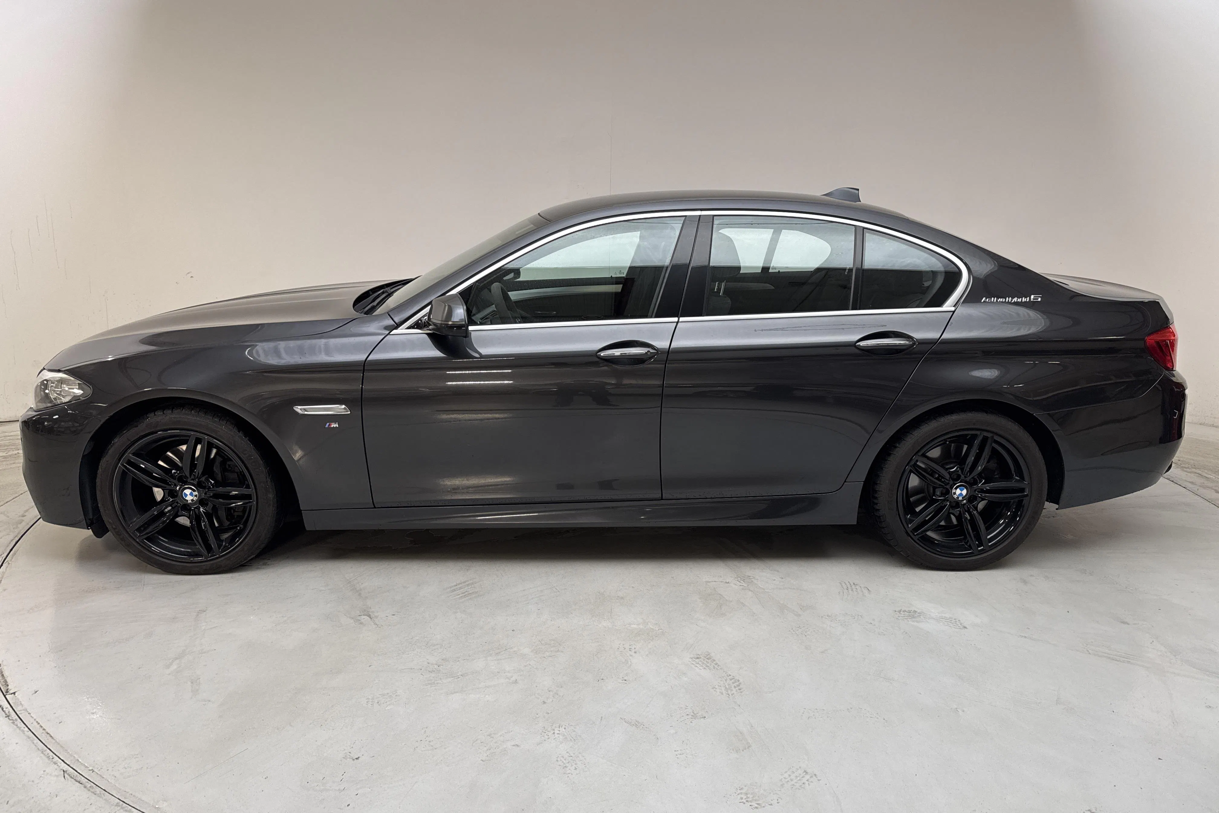 Presentationsfoto 2 av 17: BMW ActiveHybrid 5, F10 (306hk) - 17 483 mil - Automat - grå - 2015