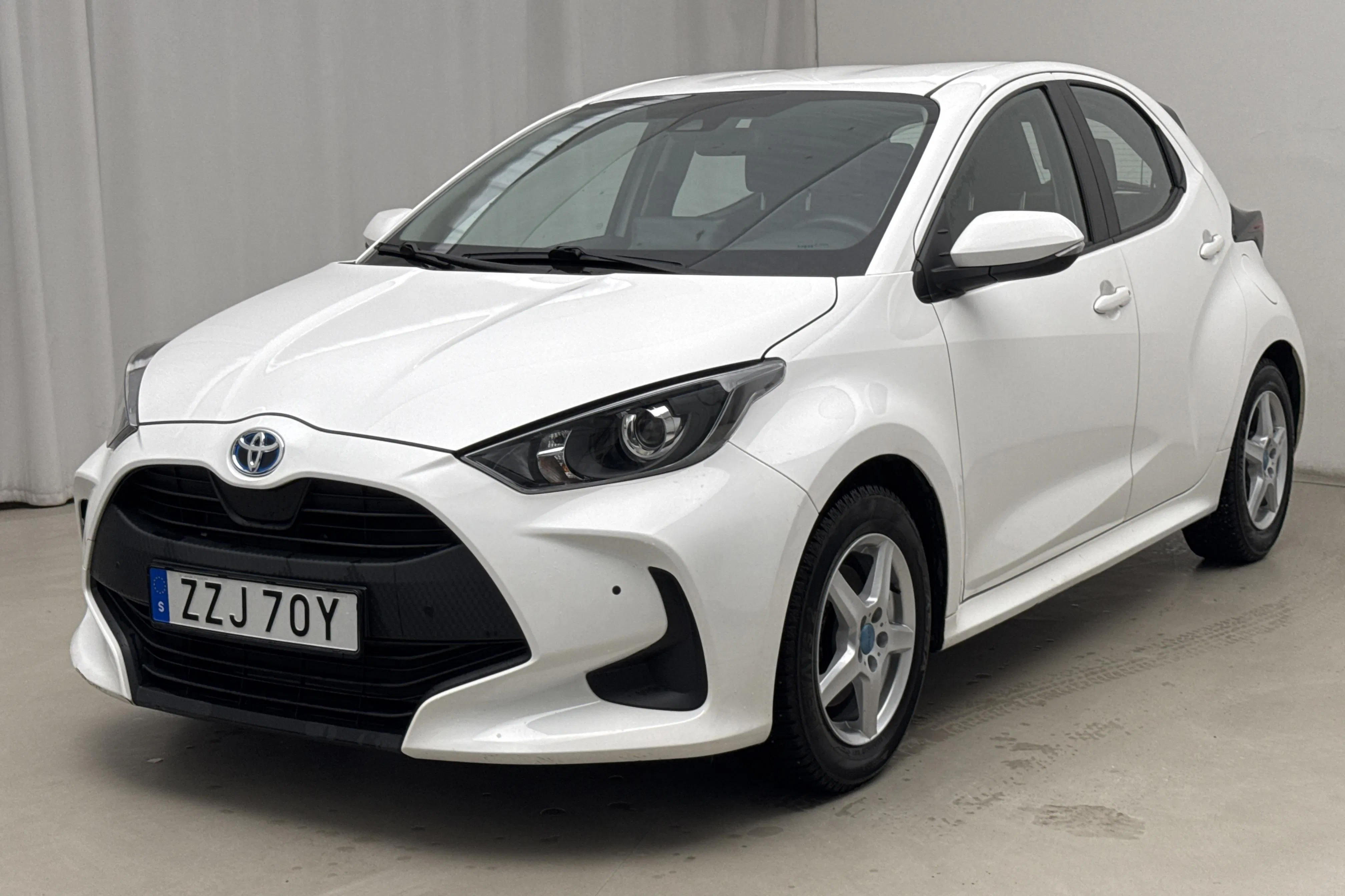Presentationsfoto 1 av 17: Toyota Yaris 1.5 Hybrid 5dr (116hk) - 2 639 mil - Automat - vit - 2022