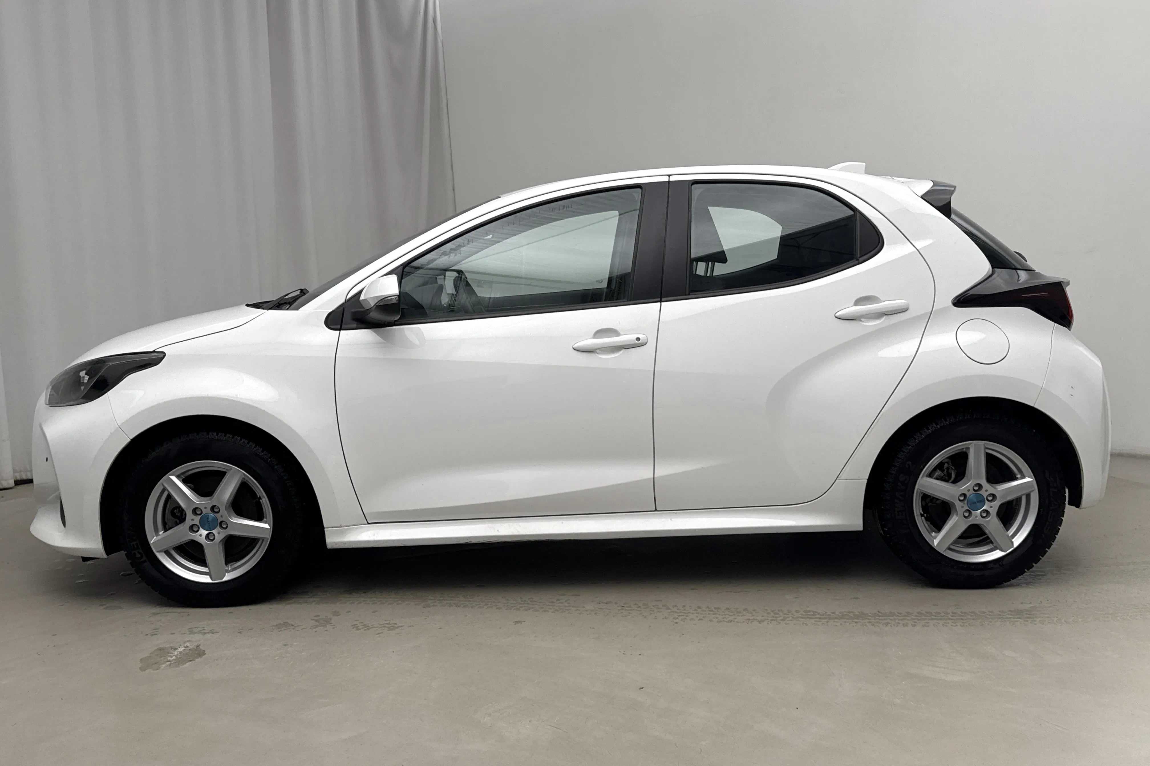 Presentationsfoto 2 av 17: Toyota Yaris 1.5 Hybrid 5dr (116hk) - 2 639 mil - Automat - vit - 2022