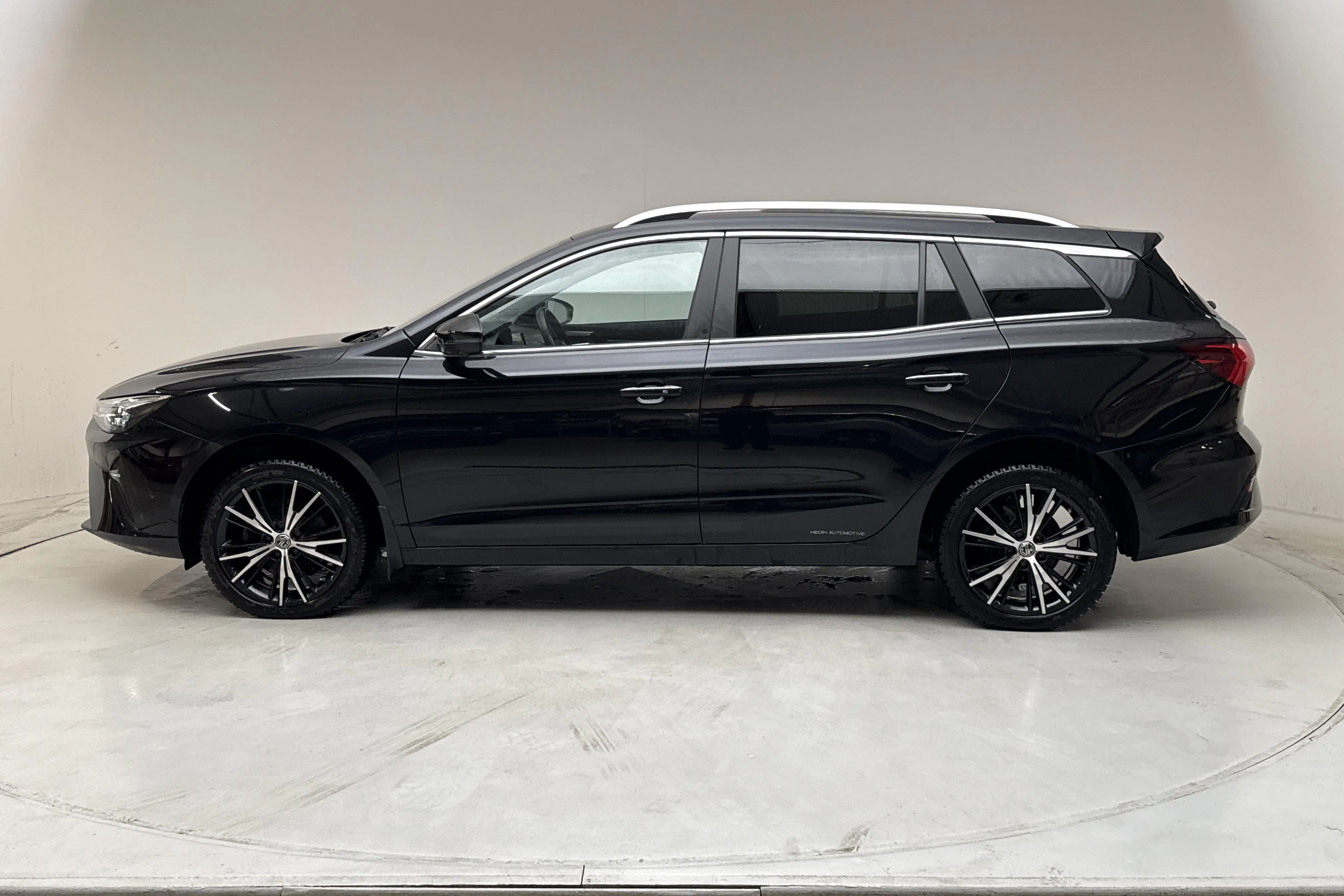 Presentationsfoto 2 av 15: MG MG5 Standard Range 50kWh (156hk) - 3 754 mil - Automat - svart - 2022