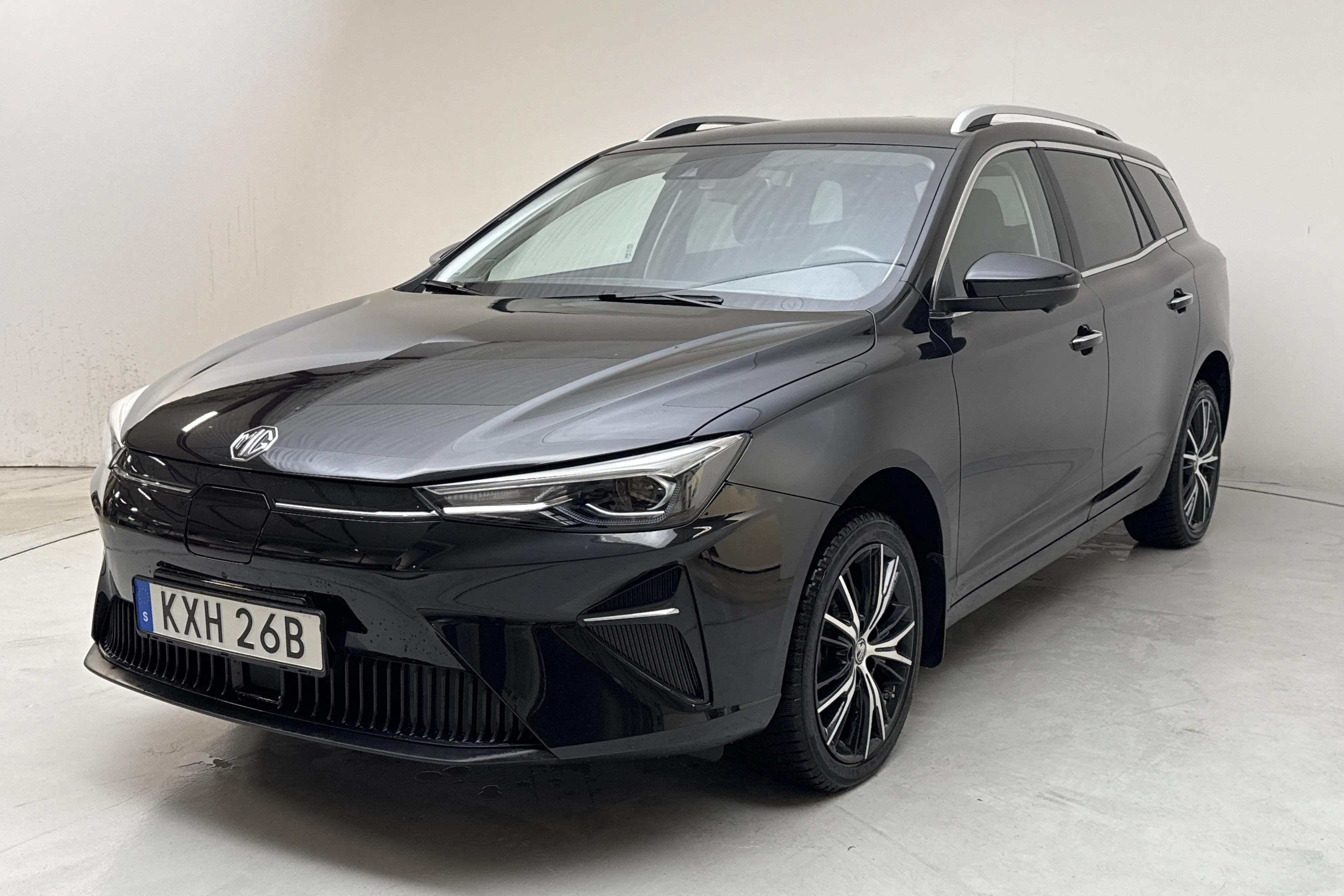 Presentationsfoto 1 av 15: MG MG5 Standard Range 50kWh (156hk) - 3 754 mil - Automat - svart - 2022
