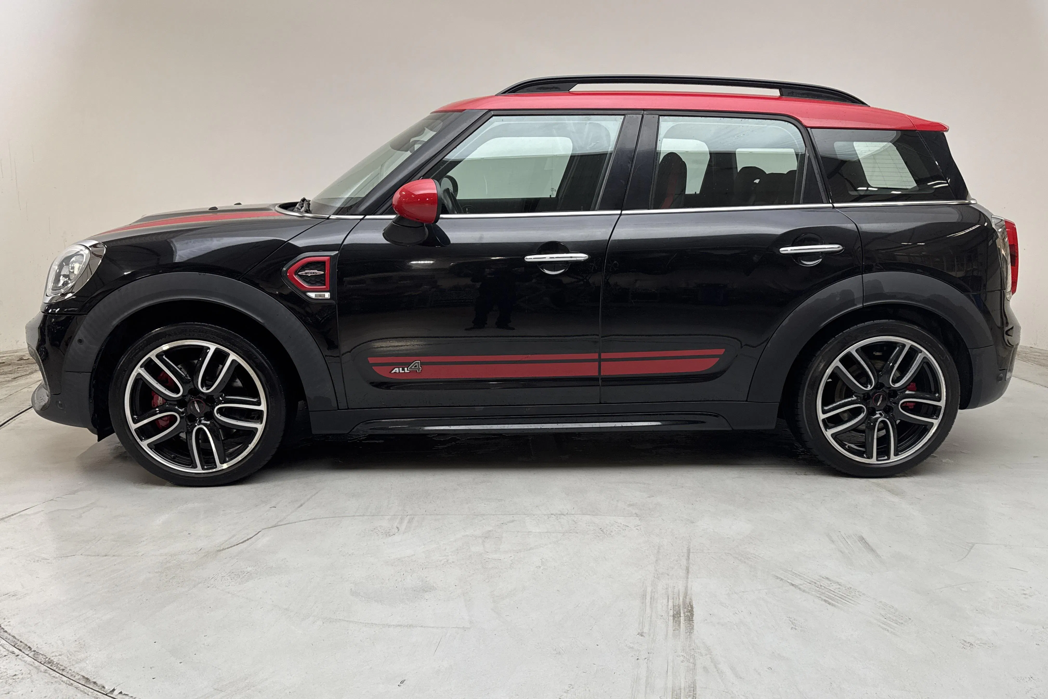 Presentation photo 2 of 15: MINI John Cooper Works ALL4 Countryman, F60 (231hk) - 129 450 km - Automatic - black - 2017