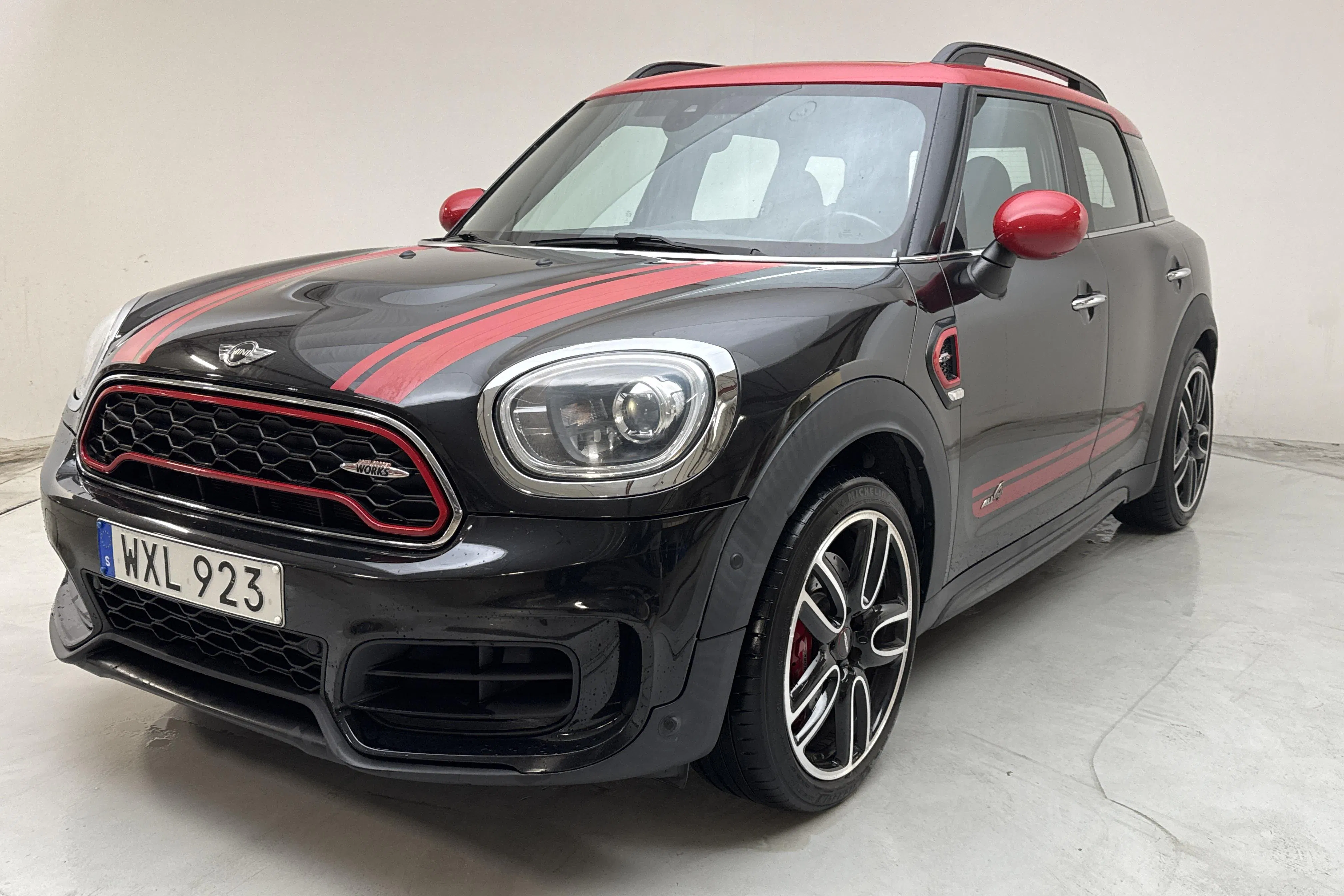 Presentation photo 1 of 15: MINI John Cooper Works ALL4 Countryman, F60 (231hk) - 129 450 km - Automatic - black - 2017