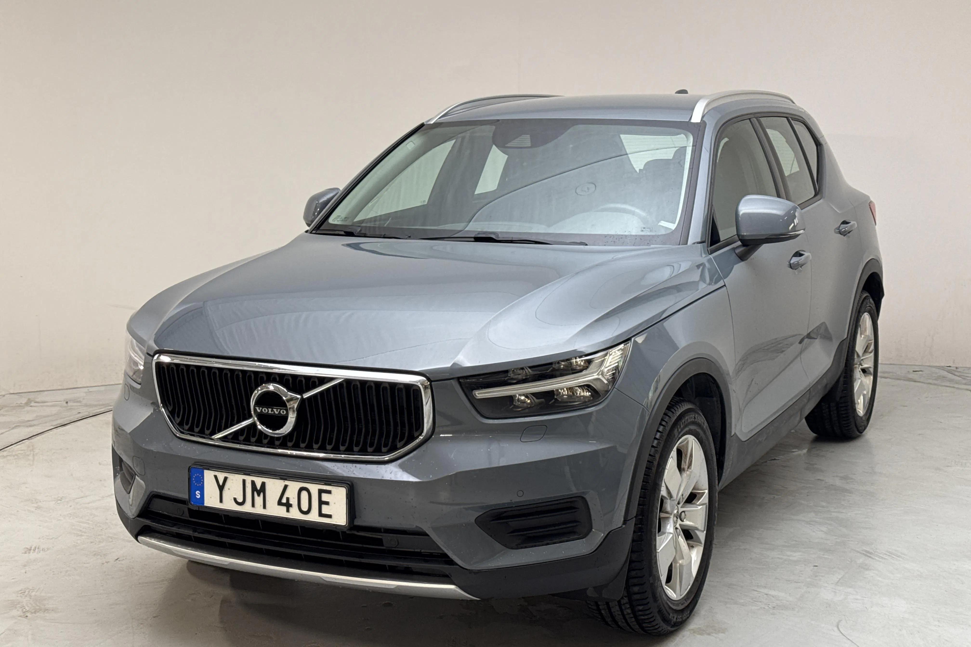 Presentationsfoto 1 av 14: Volvo XC40 T3 2WD (163hk) - 10 014 mil - Manuell - grå - 2020