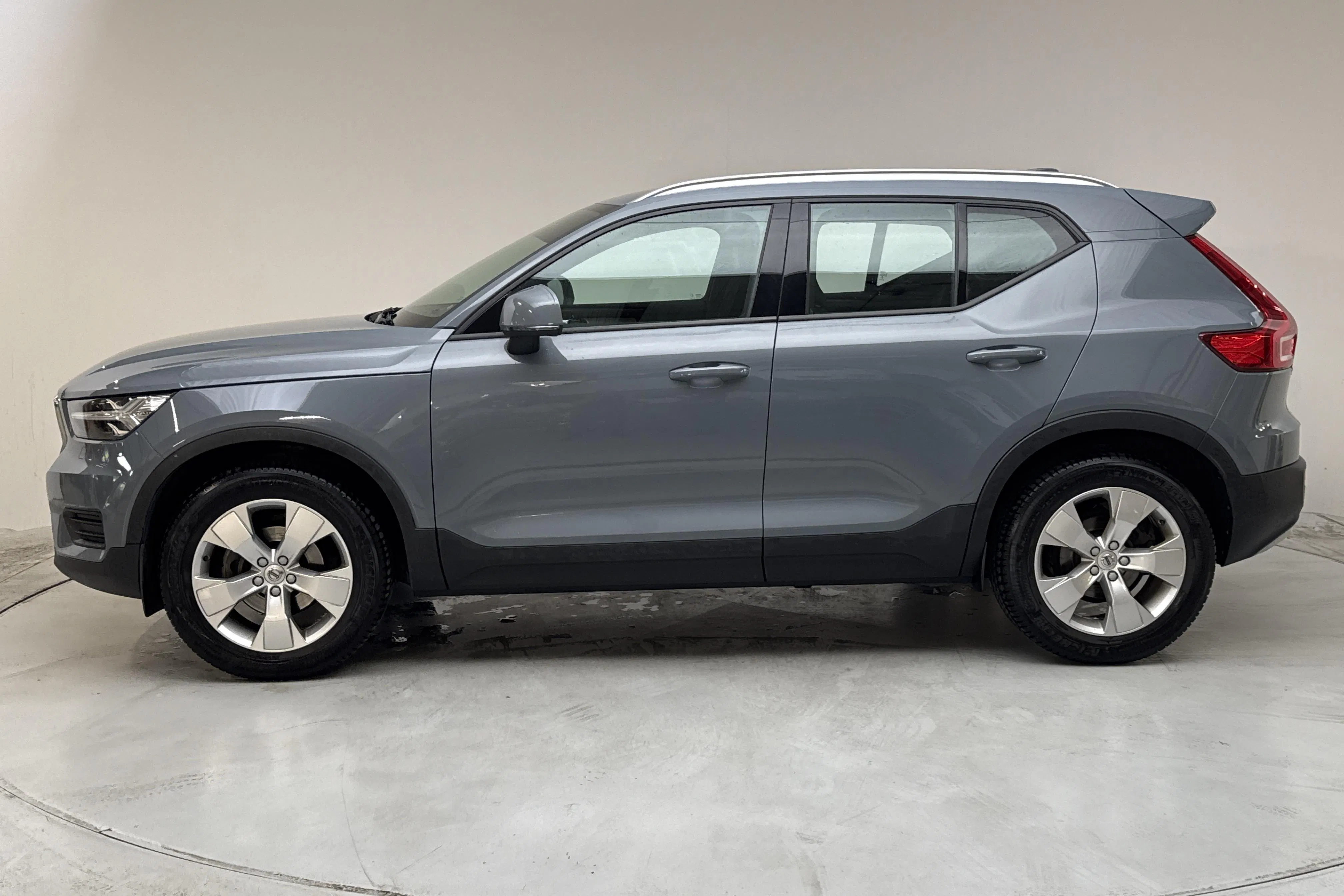 Presentationsfoto 2 av 14: Volvo XC40 T3 2WD (163hk) - 10 014 mil - Manuell - grå - 2020