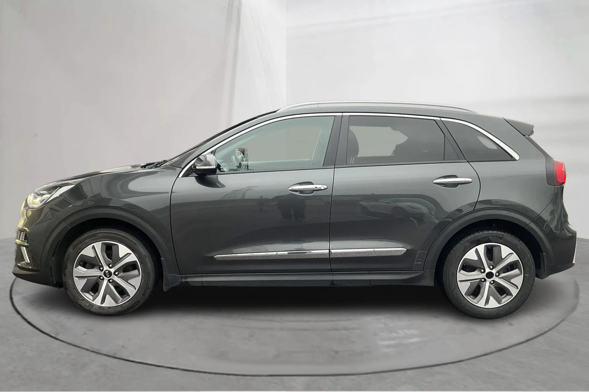 Presentationsfoto 2 av 16: KIA e-Niro 64kWh (204hk) - 14 294 mil - Automat - grå - 2021