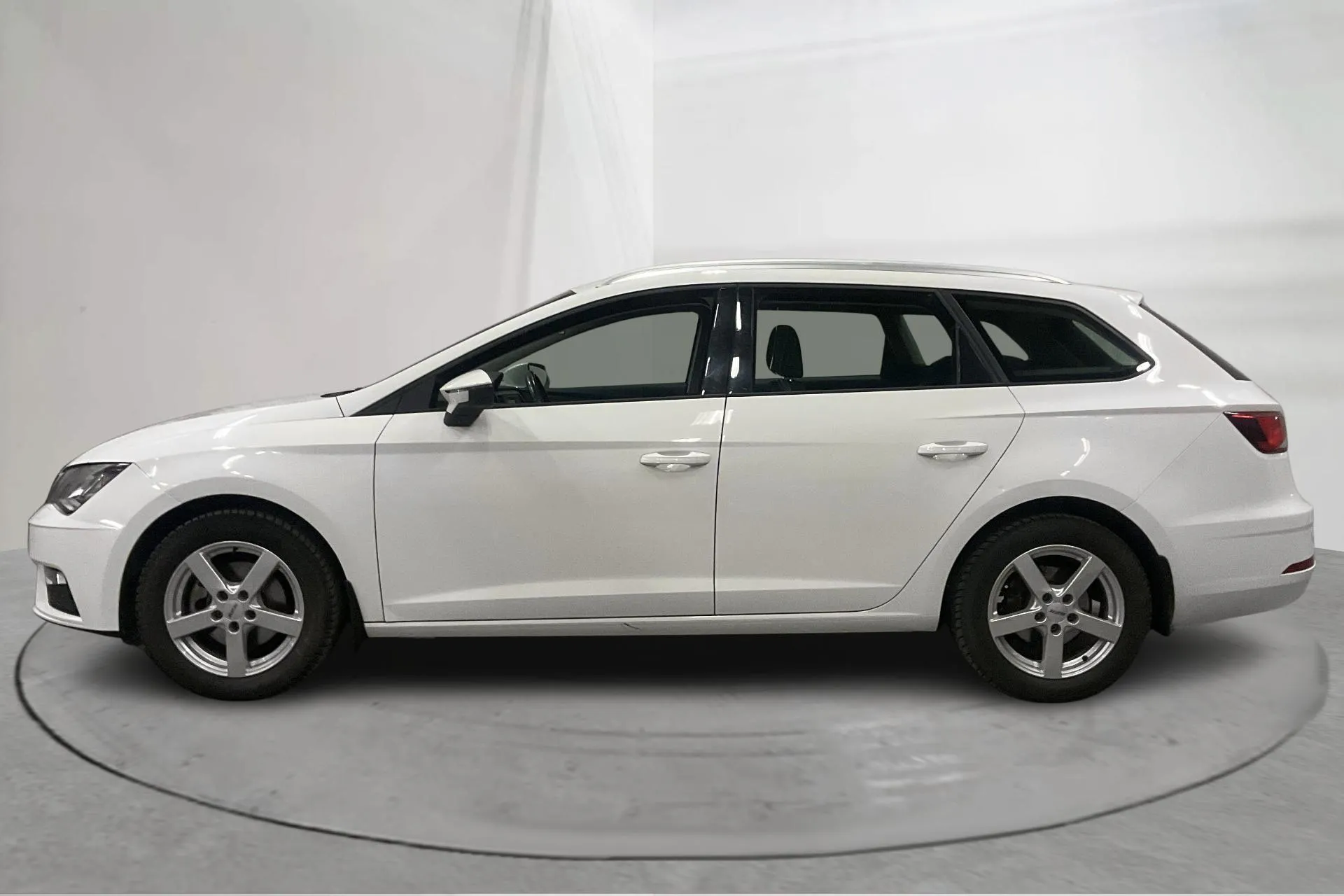 Presentationsfoto 2 av 16: Seat Leon 1.5 TGI ST (130hk) - 3 101 mil - Automat - vit - 2020