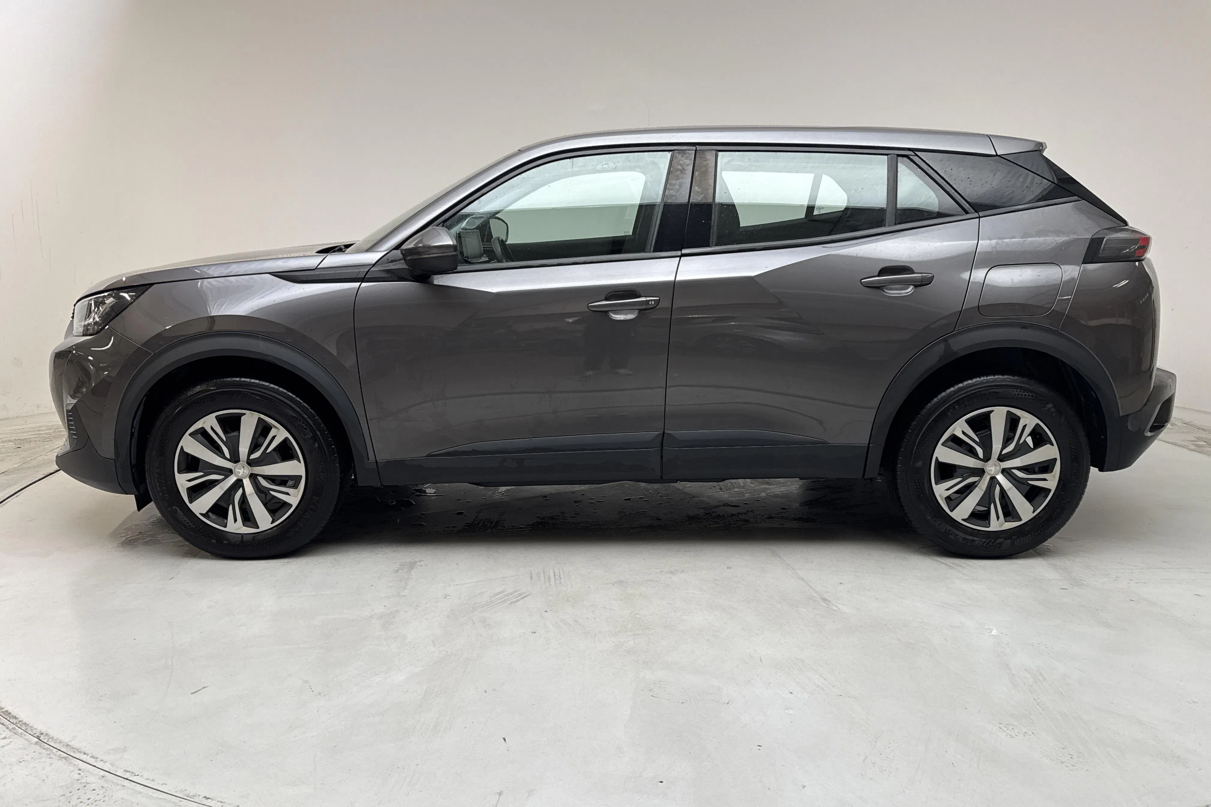 Presentationsfoto 2 av 12: Peugeot 2008 1.2 PureTech (100hk) - 8 527 mil - Manuell - grå - 2020