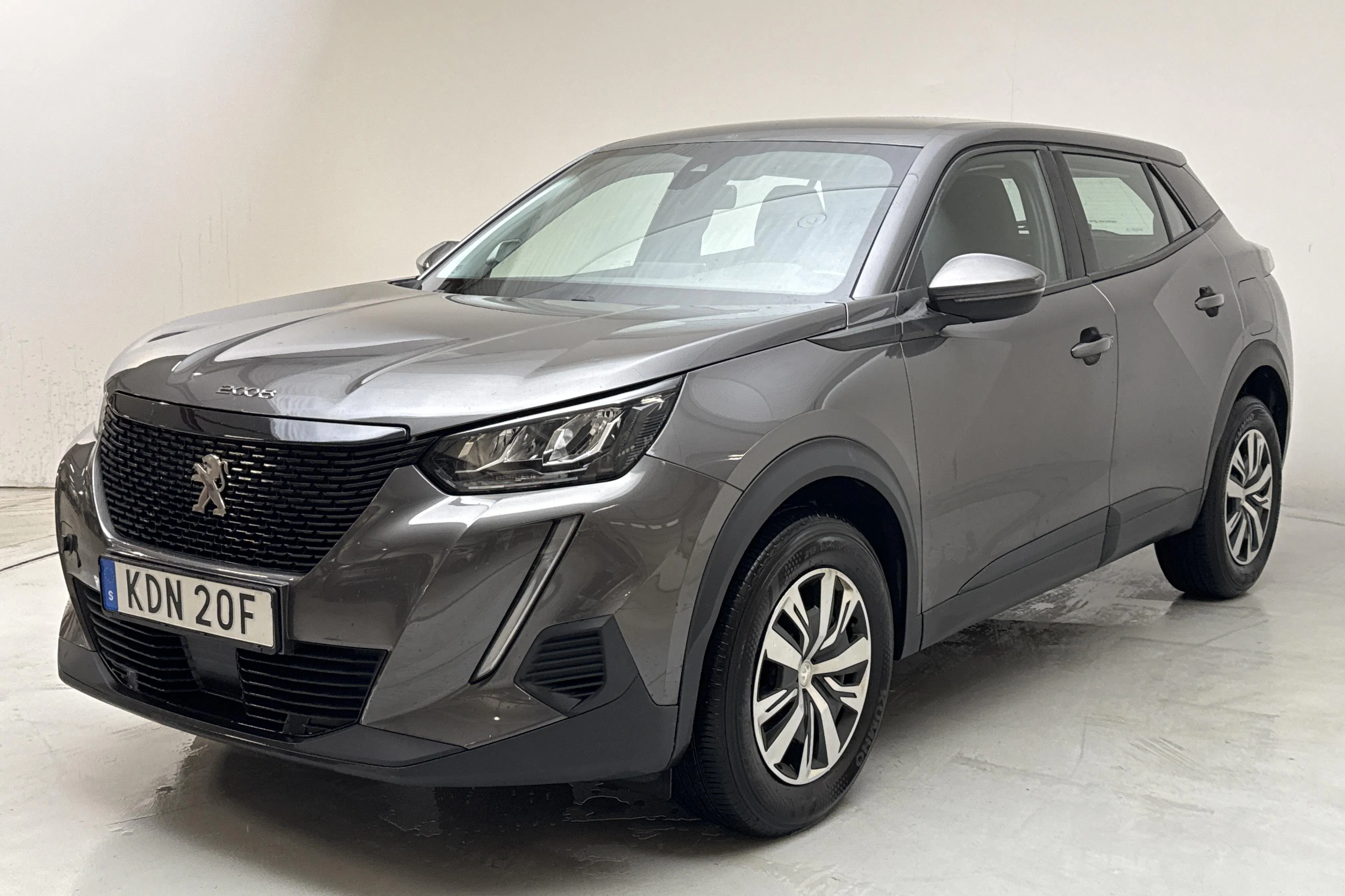Presentationsfoto 1 av 12: Peugeot 2008 1.2 PureTech (100hk) - 8 527 mil - Manuell - grå - 2020