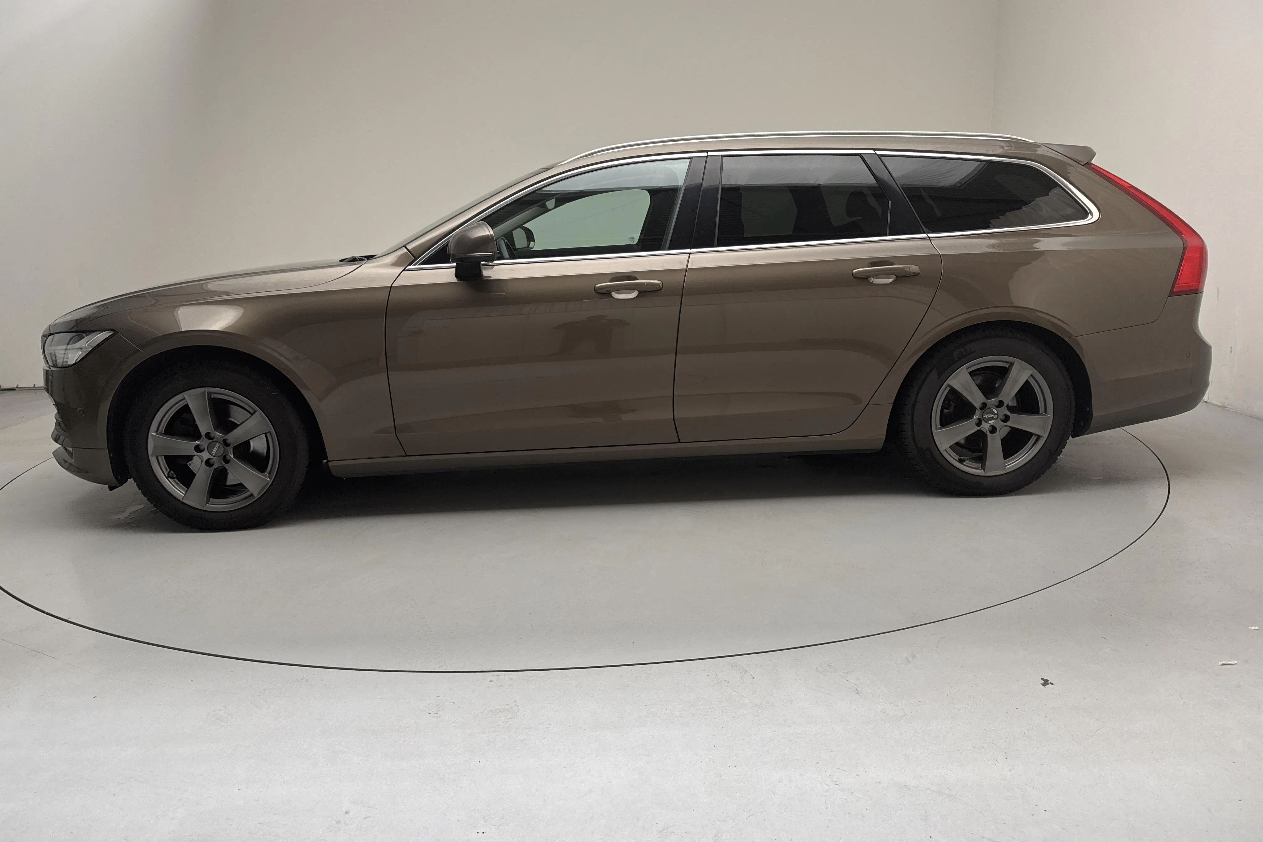 Presentationsfoto 2 av 14: Volvo V90 D3 AWD (150hk) - 24 683 mil - Automat - brun - 2017