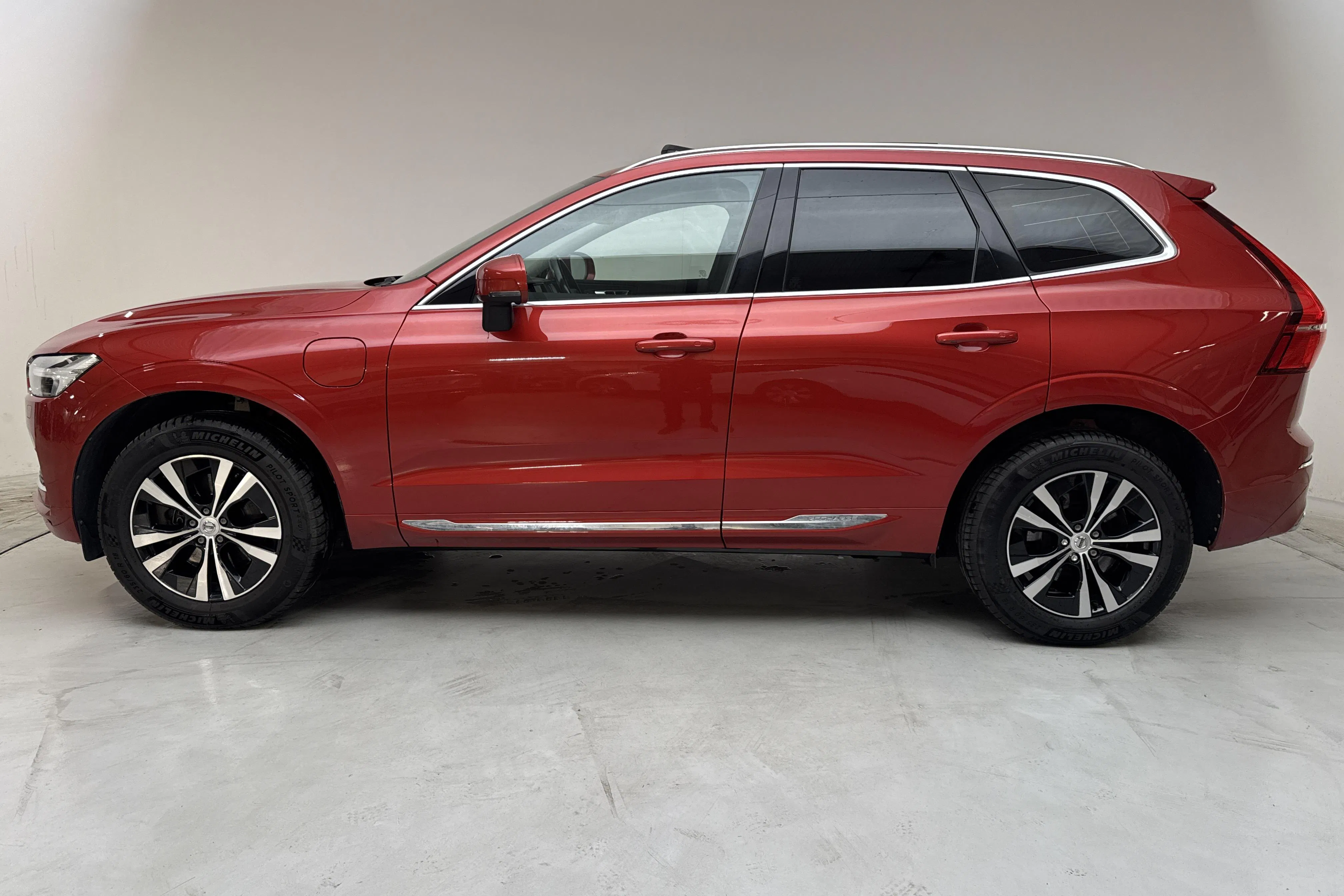 Presentation photo 2 of 22: Volvo XC60 T6 AWD Recharge (340hk) - 143 160 km - Automatic - red - 2021