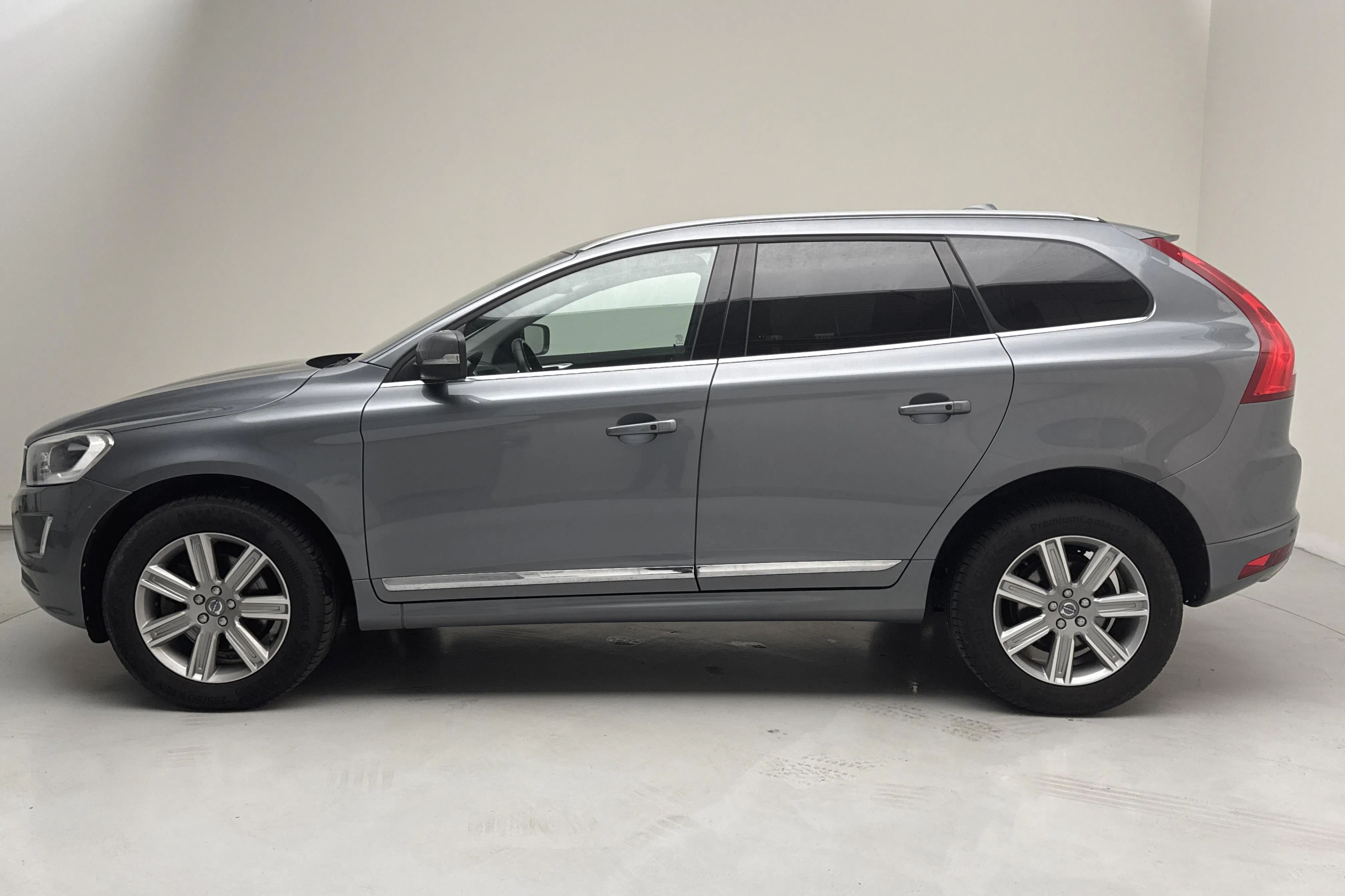 Presentationsfoto 2 av 16: Volvo XC60 D4 AWD (190hk) - 13 319 mil - Automat - grå - 2017