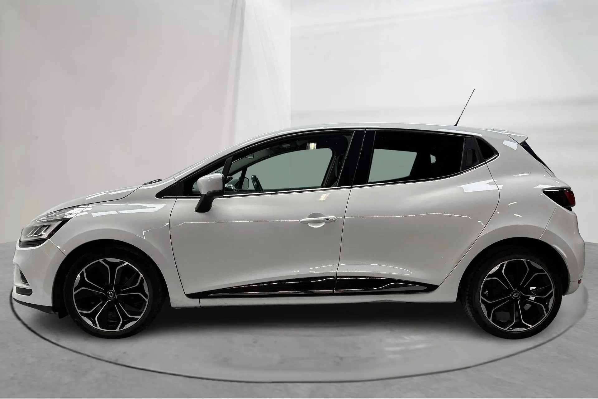 Presentationsfoto 2 av 12: Renault Clio IV 0.9 TCe 90 5dr (90hk) - 11 790 mil - Manuell - vit - 2019