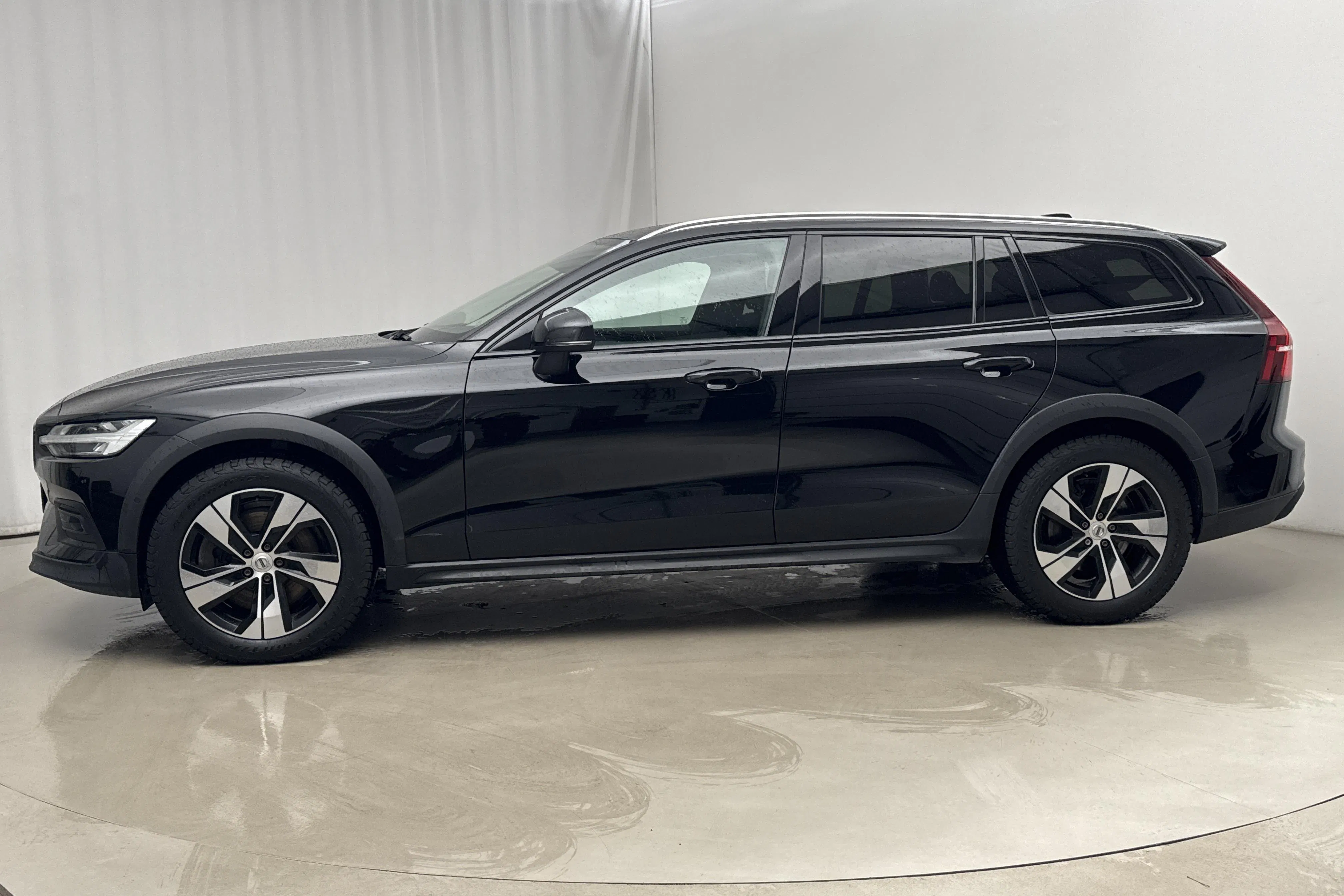 Presentation photo 2 of 22: Volvo V60 B4 Cross Country AWD Mildhybrid, Diesel (197hk) - 110 230 km - Automatic - black - 2022