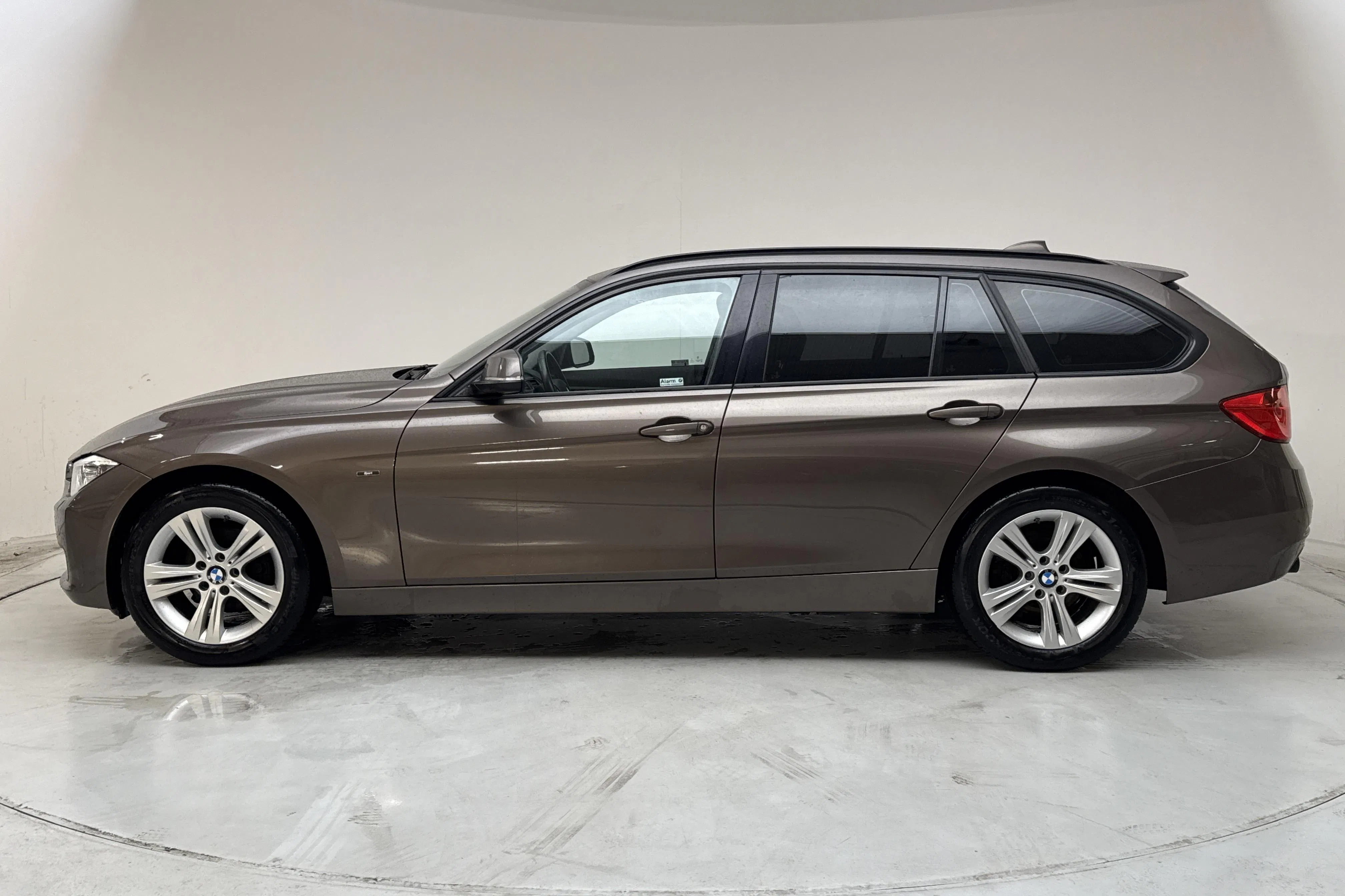 Presentationsfoto 2 av 15: BMW 318d Touring, F31 (143hk) - 13 237 mil - Manuell - brun - 2015