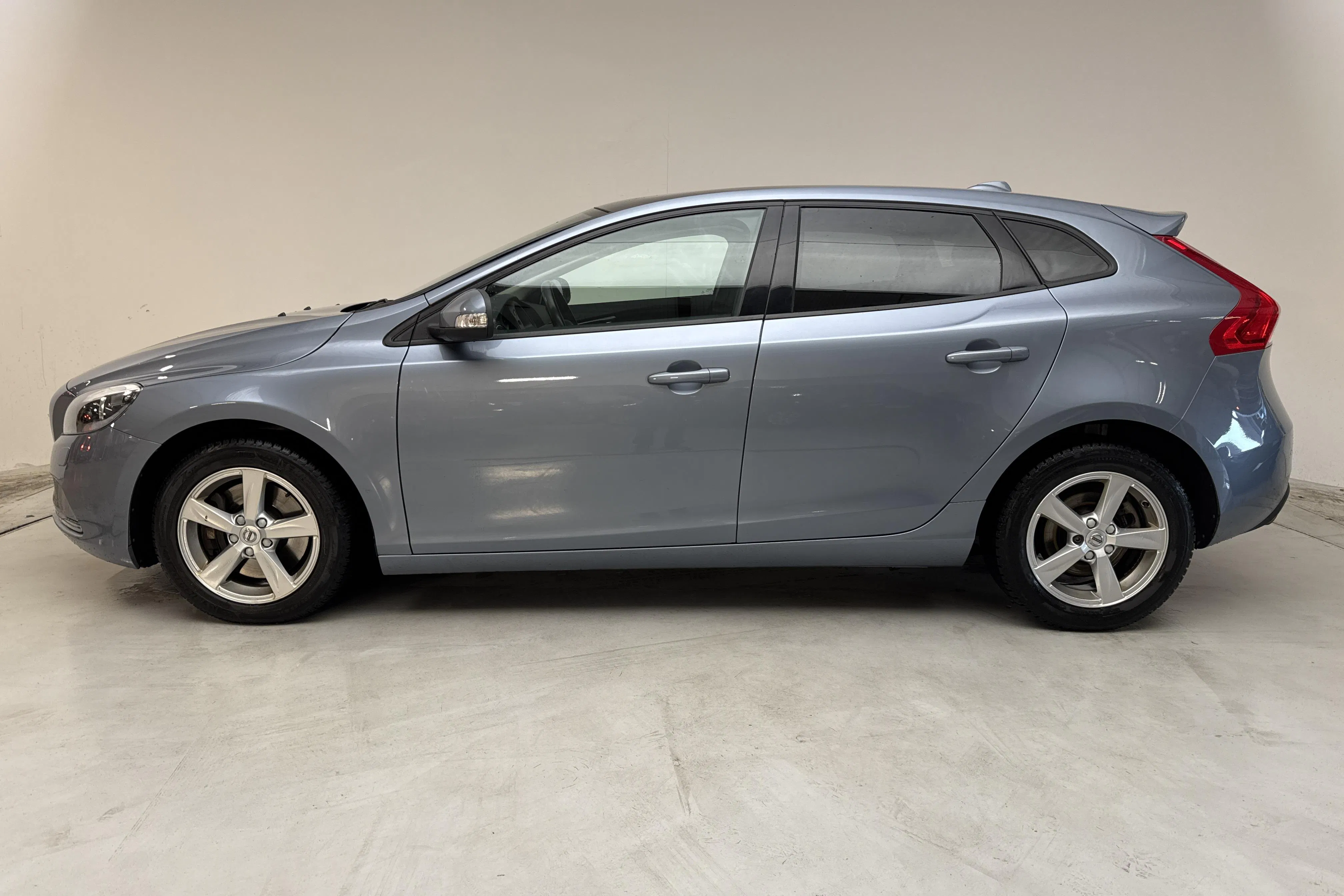 Presentationsfoto 2 av 15: Volvo V40 T3 (152hk) - 7 492 mil - Automat - Ljusblå - 2018