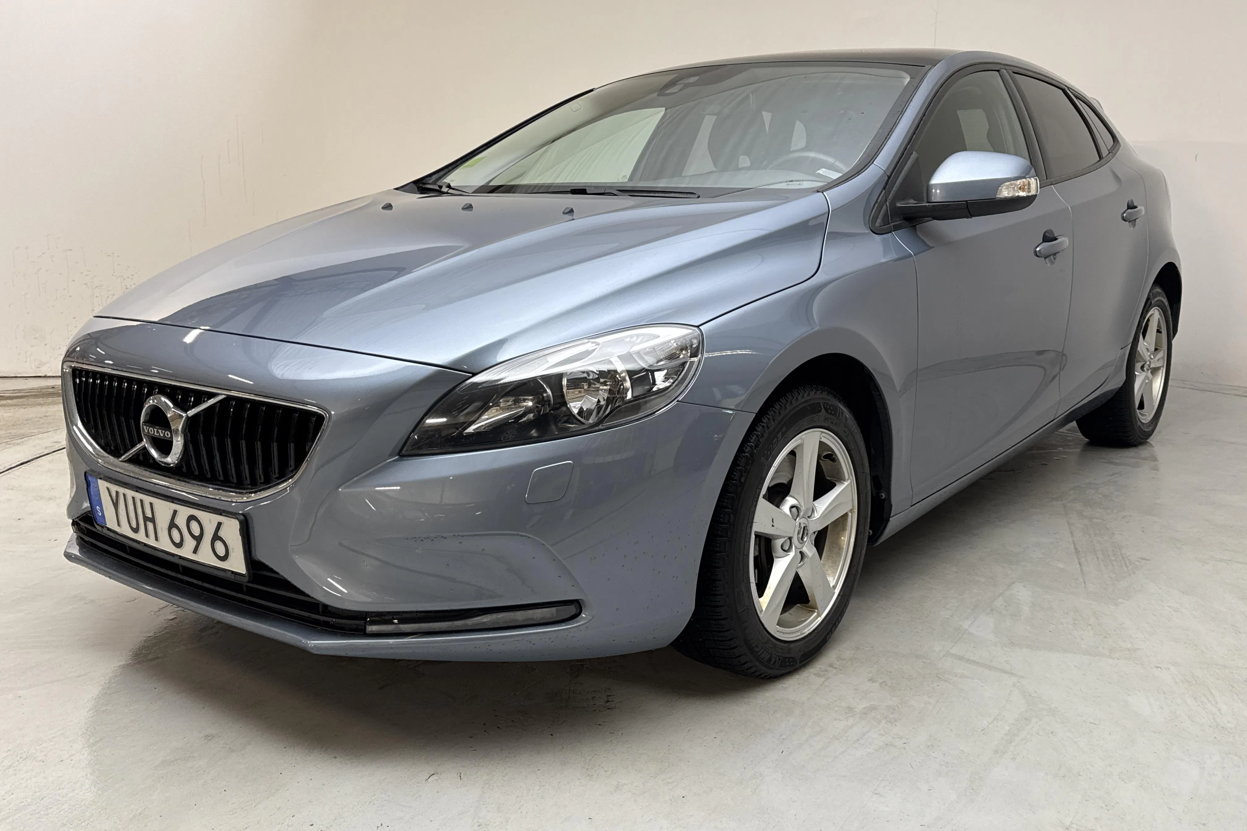 Presentationsfoto 1 av 15: Volvo V40 T3 (152hk) - 7 492 mil - Automat - Ljusblå - 2018