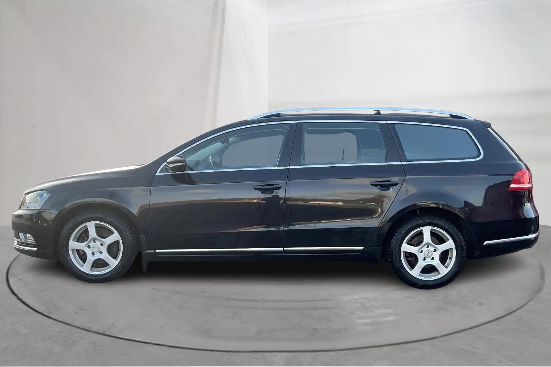 Presentationsfoto 2 av 15: VW Passat 2.0 TDI BlueMotion Technology Variant (140hk) - 24 033 mil - Manuell - svart - 2012