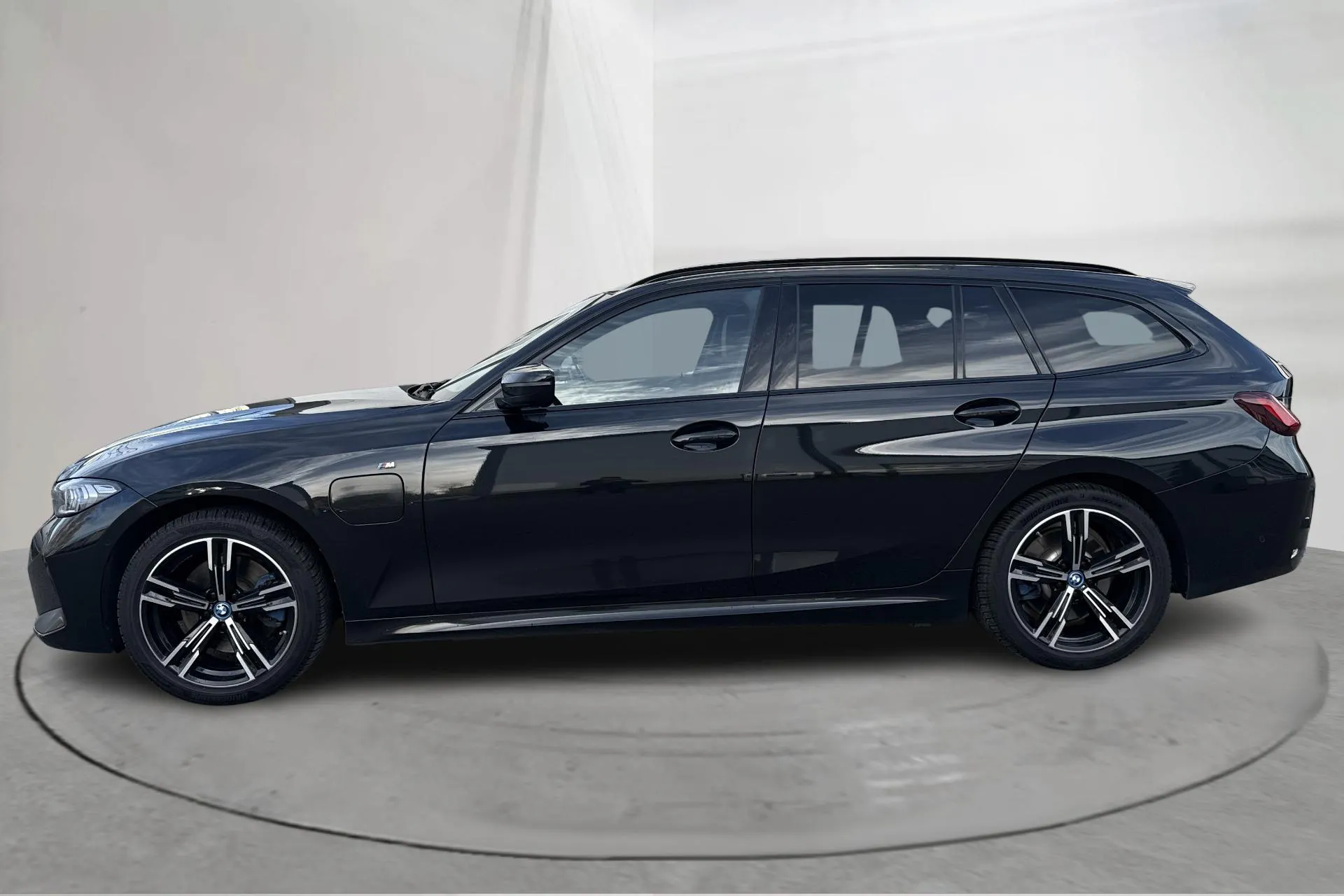 Presentationsfoto 2 av 26: BMW 330e xDrive Touring LCI, G21 (292hk) - 16 521 mil - Automat - svart - 2024