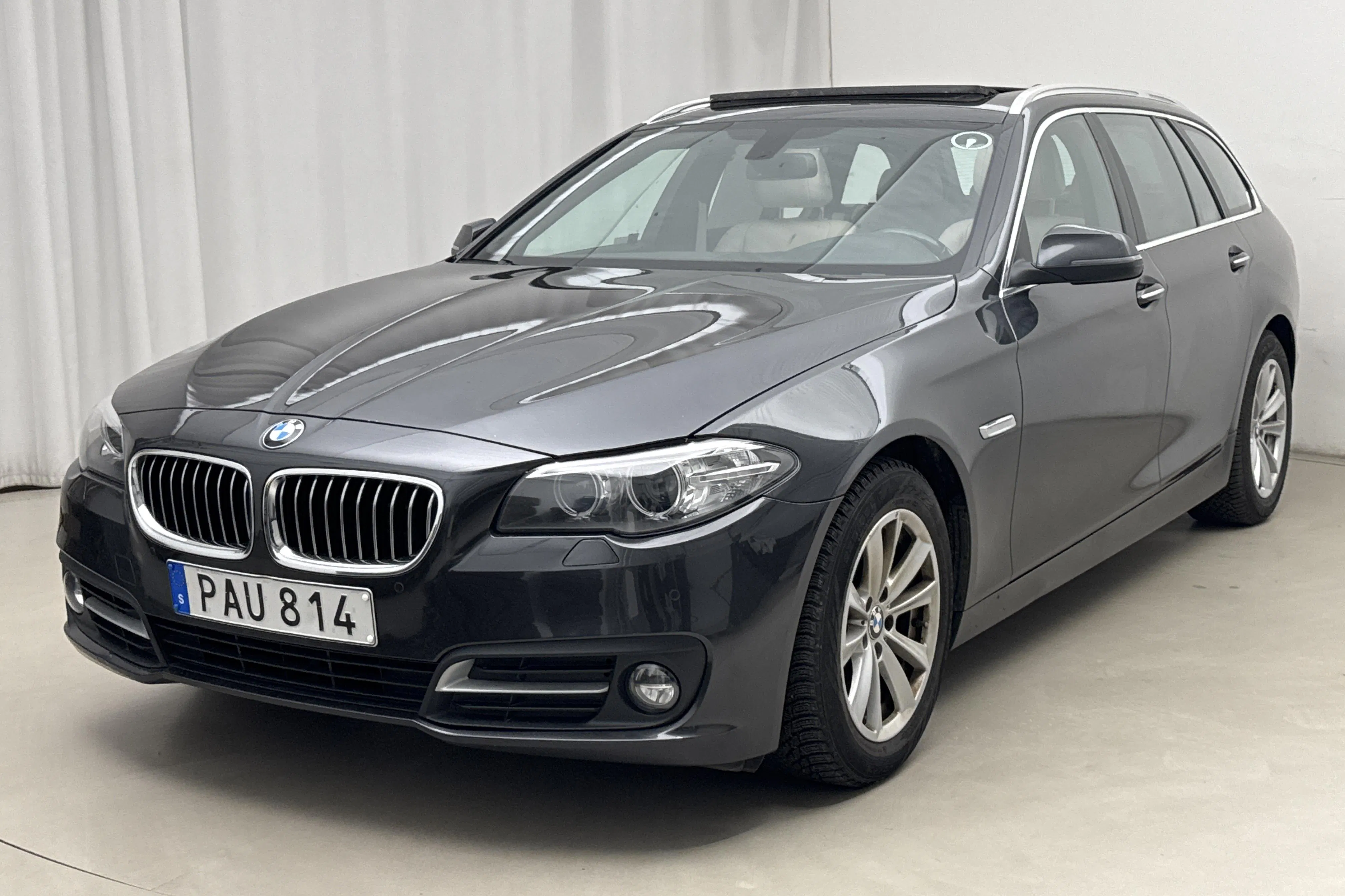 Presentationsfoto 1 av 19: BMW 520d xDrive Touring, F11 (190hk) - 11 875 mil - Automat - grå - 2017