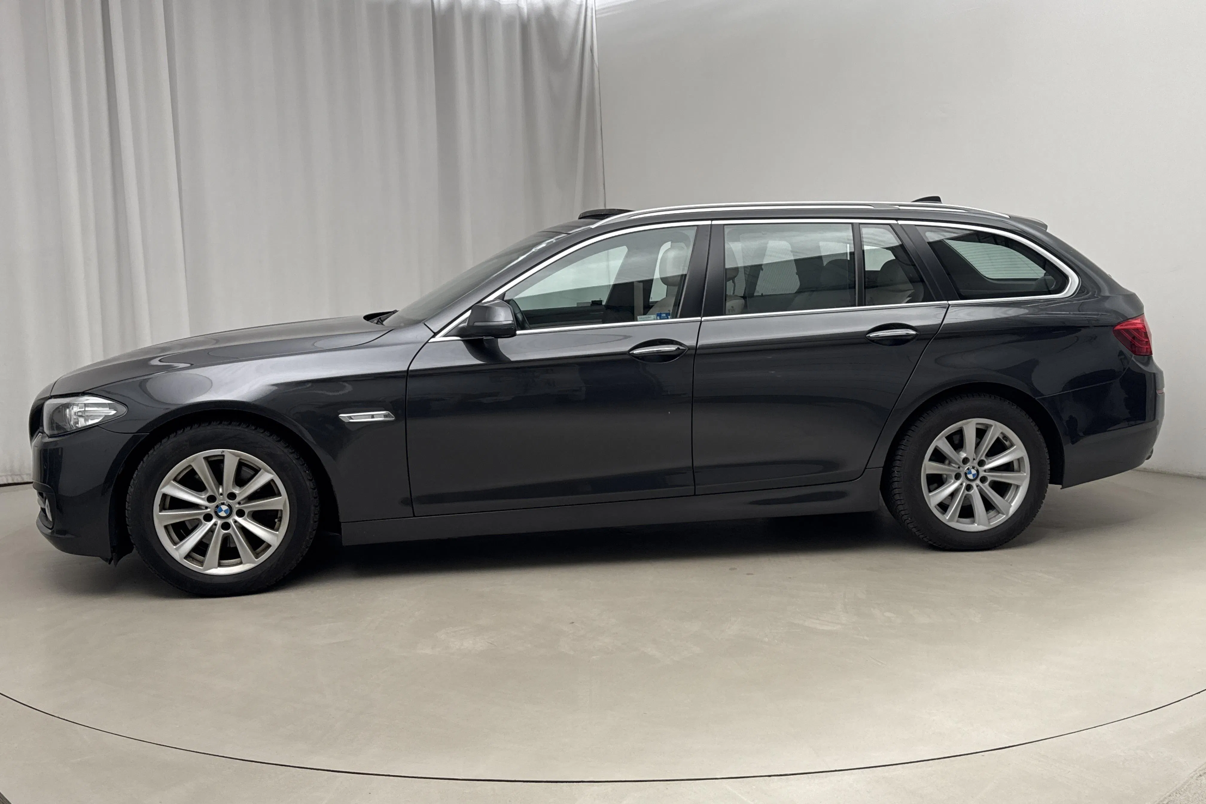 Presentationsfoto 2 av 19: BMW 520d xDrive Touring, F11 (190hk) - 11 875 mil - Automat - grå - 2017