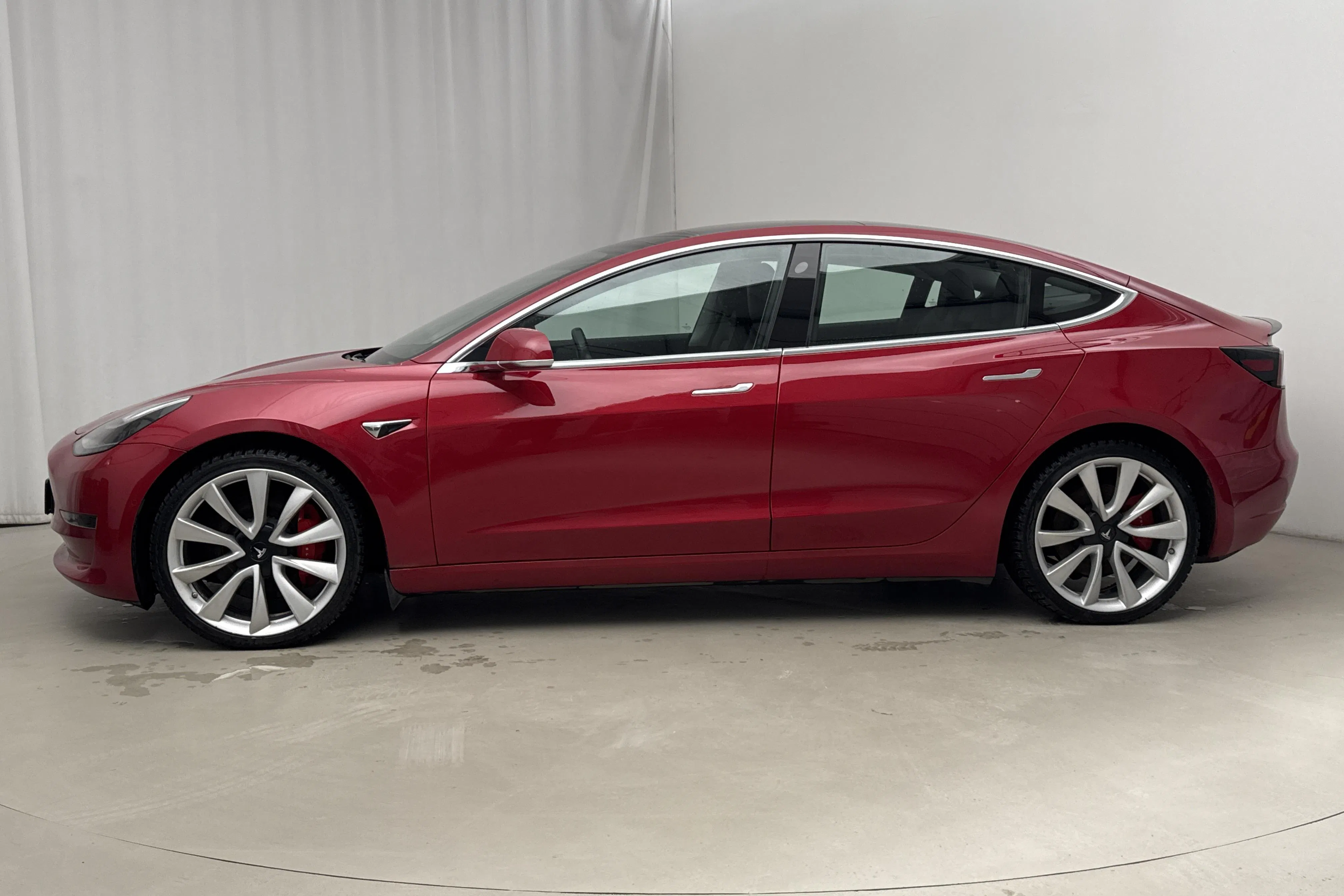 Presentation photo 2 of 24: Tesla Model 3 Performance AWD - 98 010 km - Automatic - red - 2019