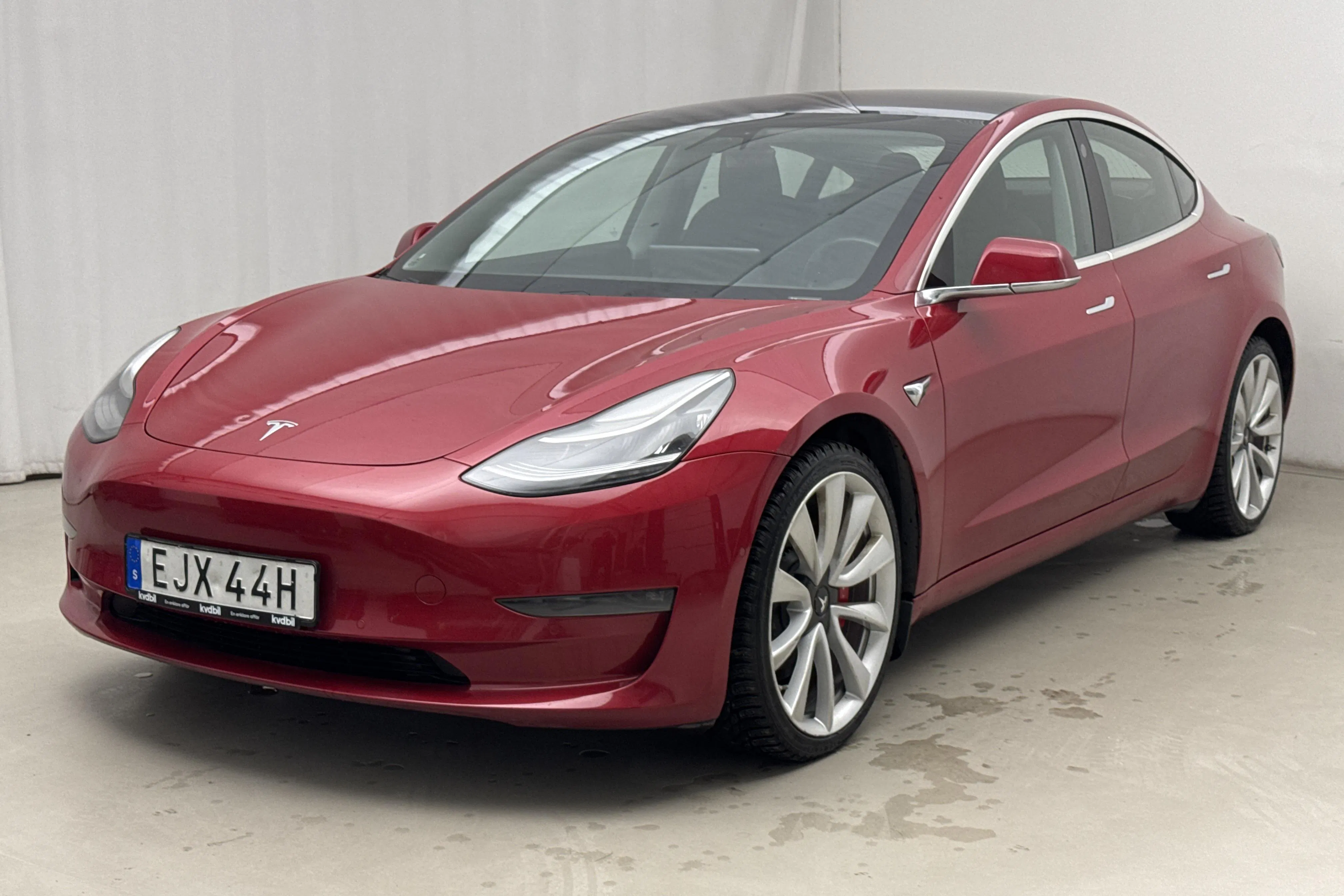 Presentation photo 1 of 24: Tesla Model 3 Performance AWD - 98 010 km - Automatic - red - 2019
