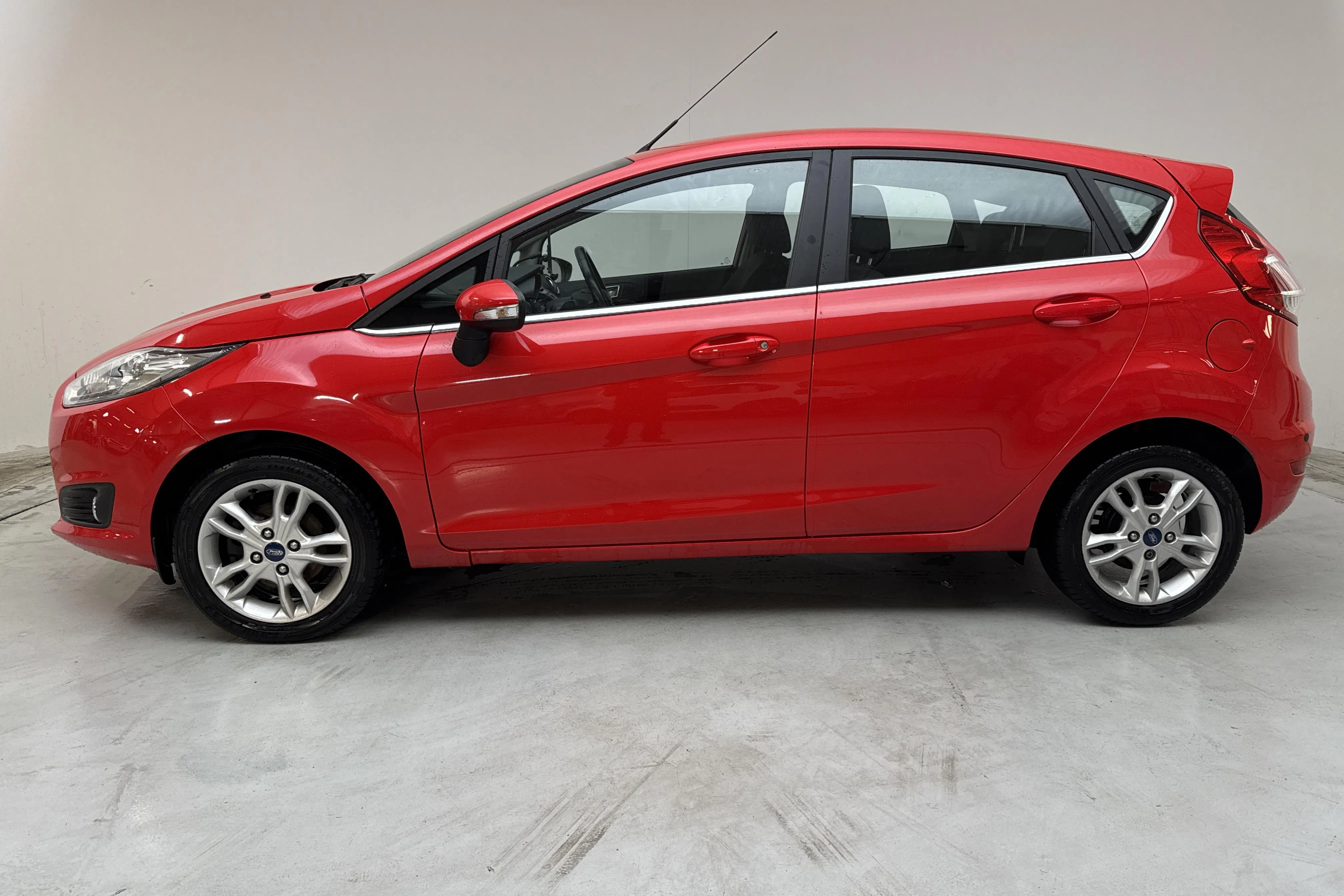 Presentationsfoto 2 av 12: Ford Fiesta 1.0T EcoBoost 5dr (100hk) - 7 103 mil - Manuell - röd - 2017