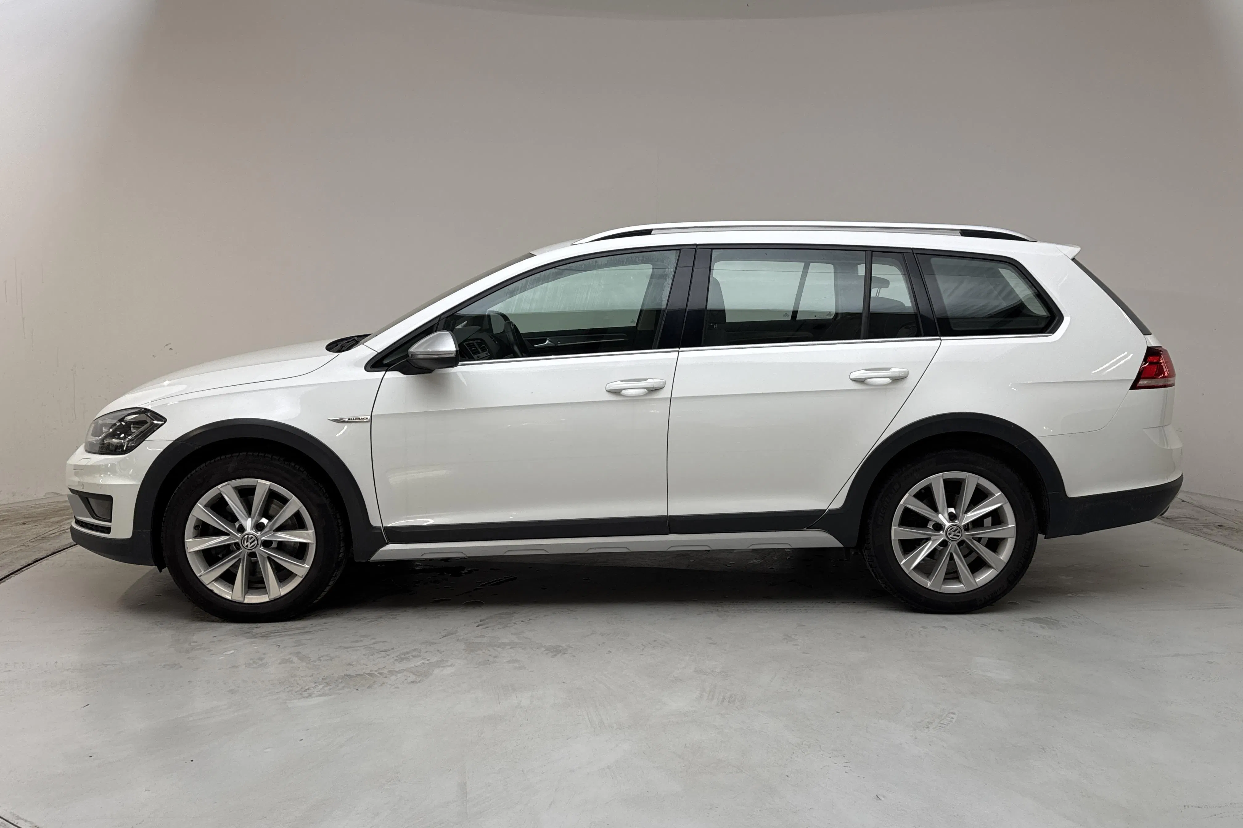 Presentationsfoto 2 av 13: VW Golf Alltrack 1.8 TSI 4Motion (180hk) - 10 950 mil - Automat - vit - 2018