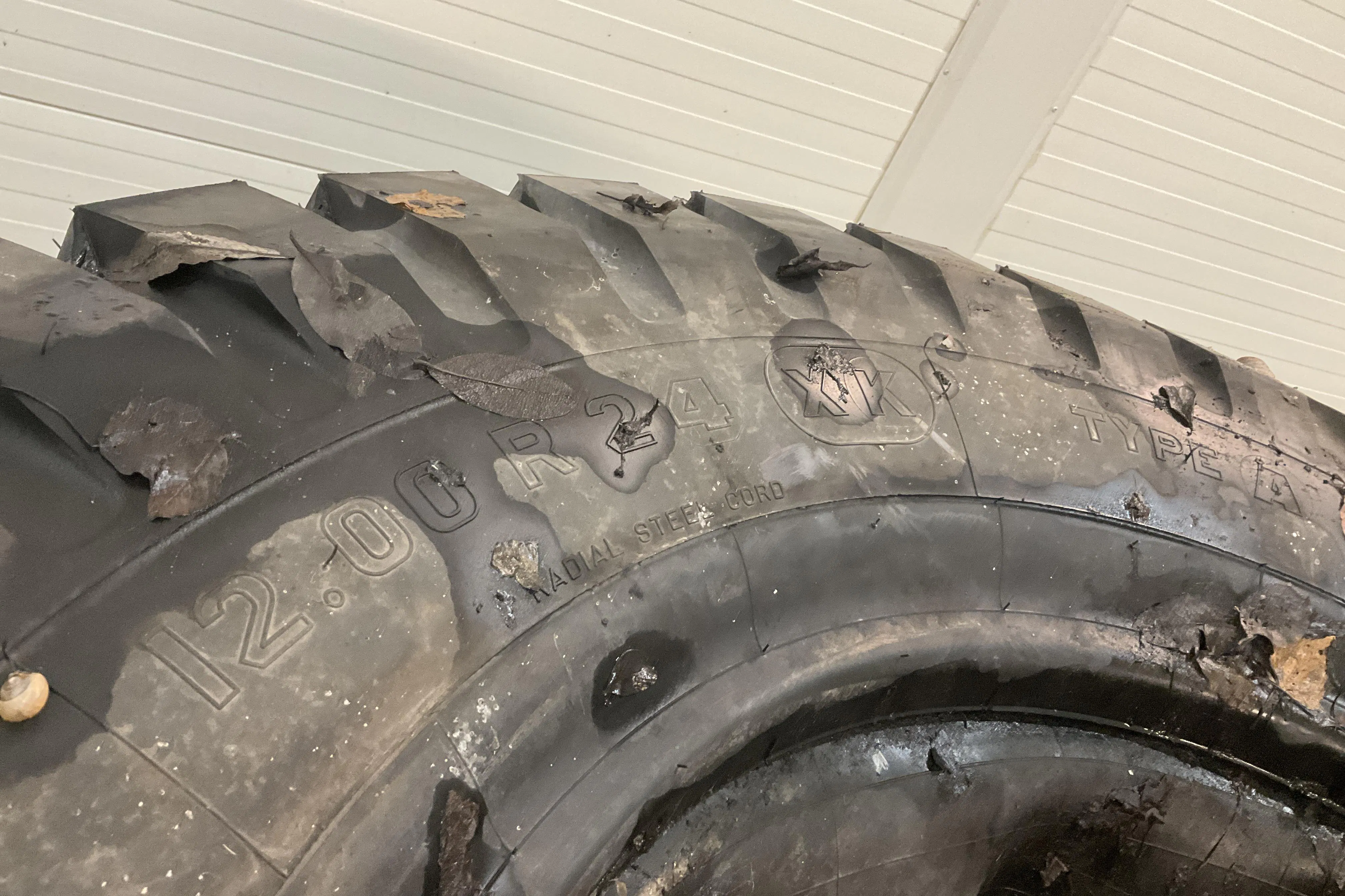 Presentationsfoto 2 av 4: Michelin X 12.00 R 24 X 12.00 R 24 5 st bergdäck - 0 km