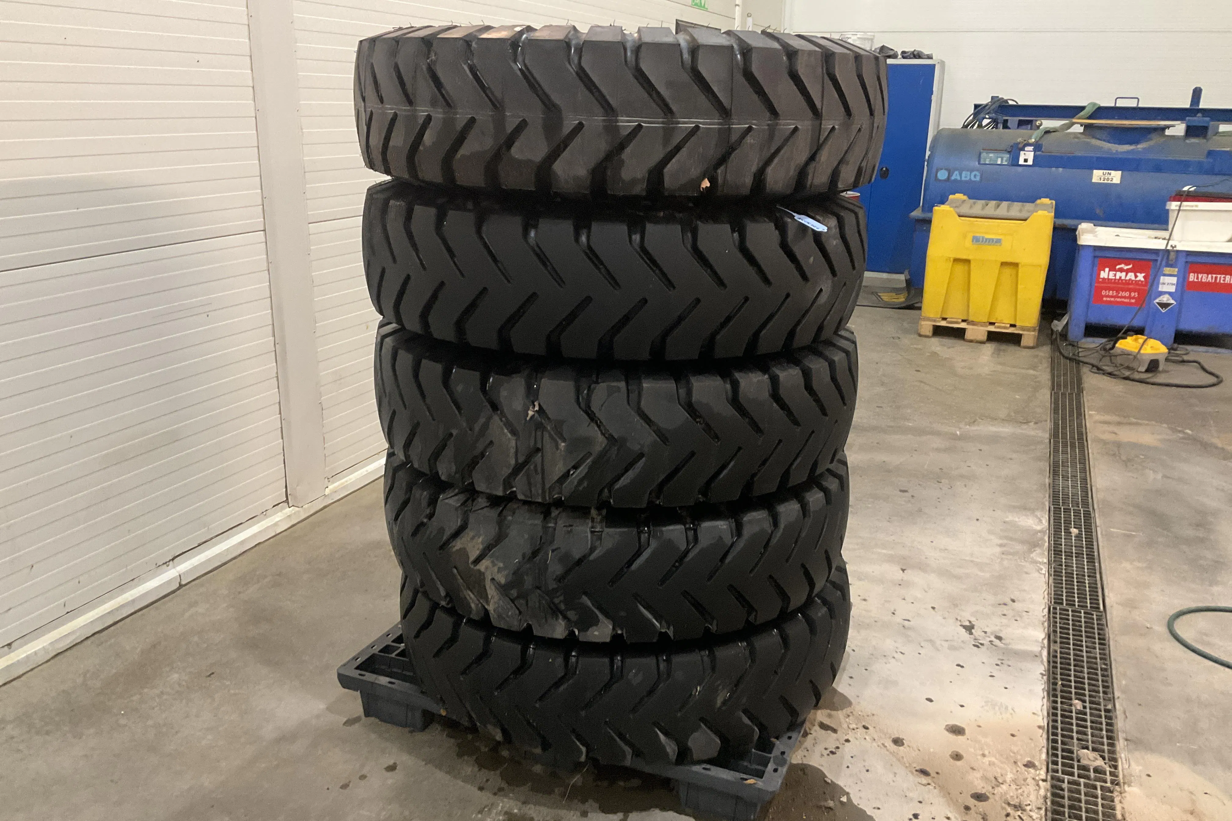 Presentationsfoto 1 av 4: Michelin X 12.00 R 24 X 12.00 R 24 5 st bergdäck - 0 km
