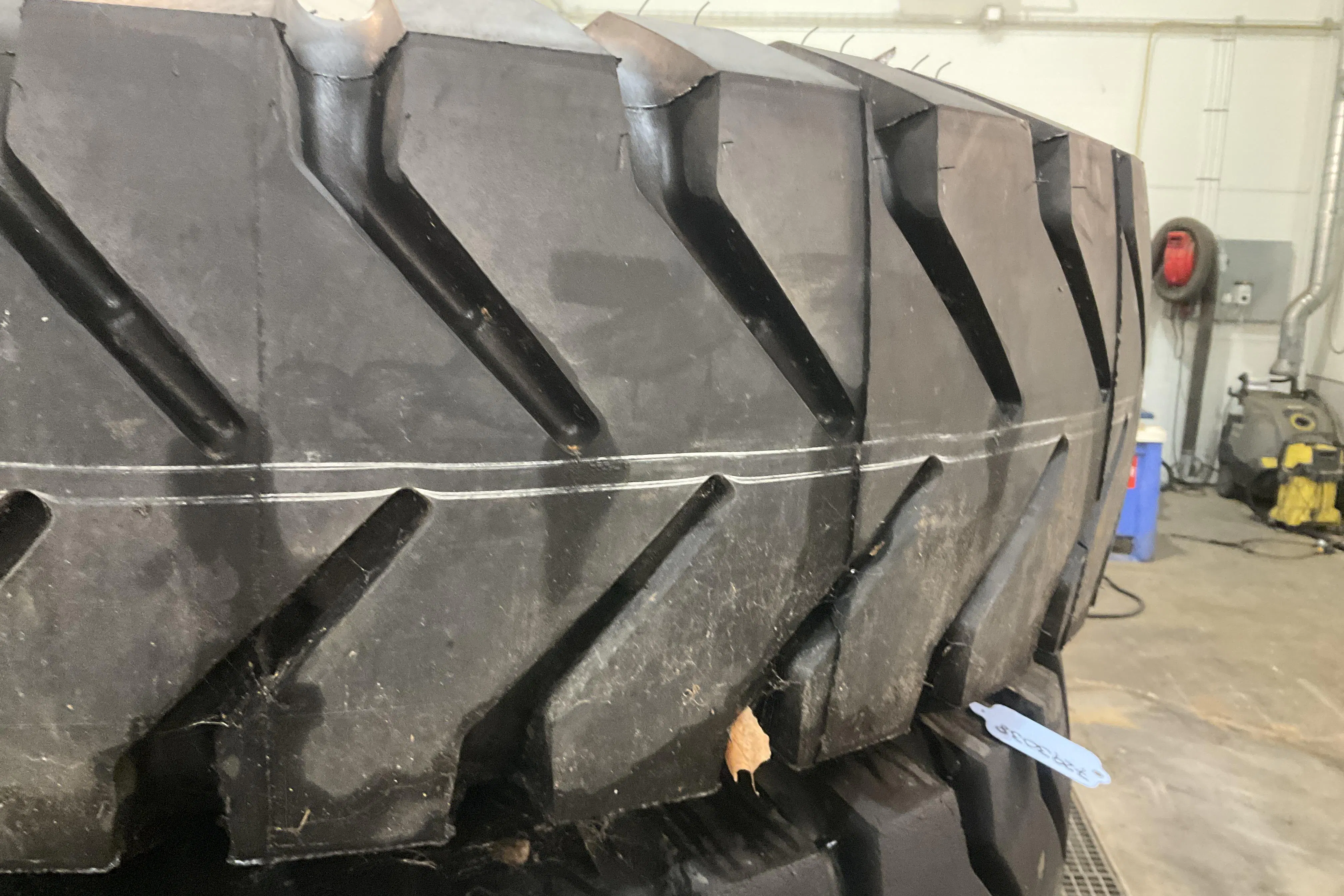 Presentationsfoto 4 av 4: Michelin X 12.00 R 24 X 12.00 R 24 5 st bergdäck - 0 km