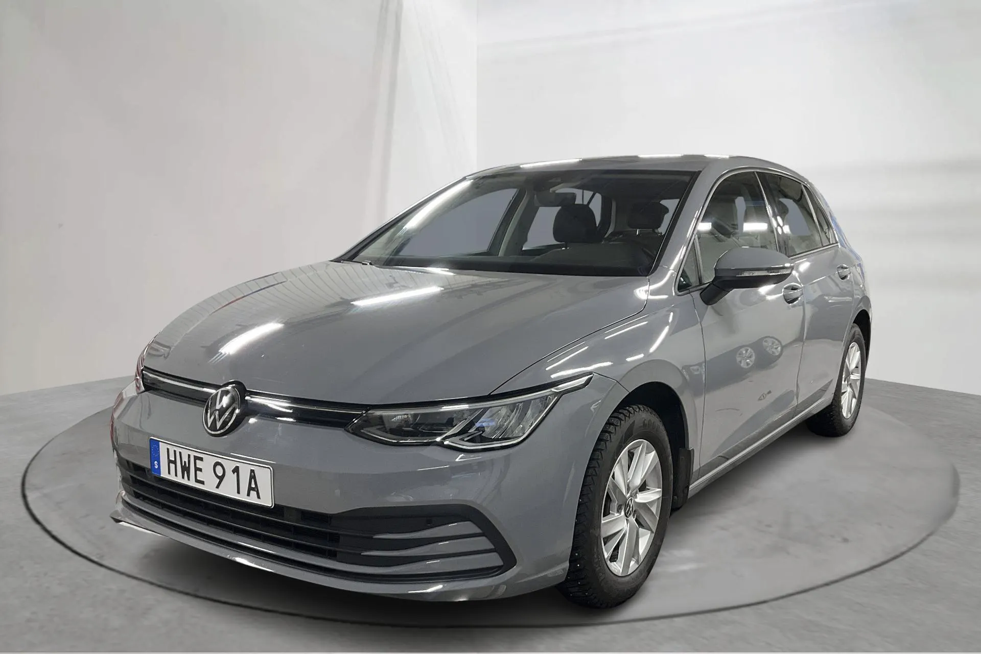 Presentationsfoto 1 av 14: VW Golf VIII 1.0 TSI 5dr (110hk) - 1 686 mil - Manuell - grå - 2023