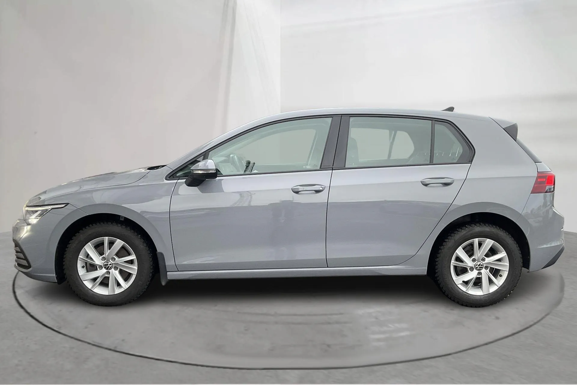 Presentationsfoto 2 av 14: VW Golf VIII 1.0 TSI 5dr (110hk) - 1 686 mil - Manuell - grå - 2023