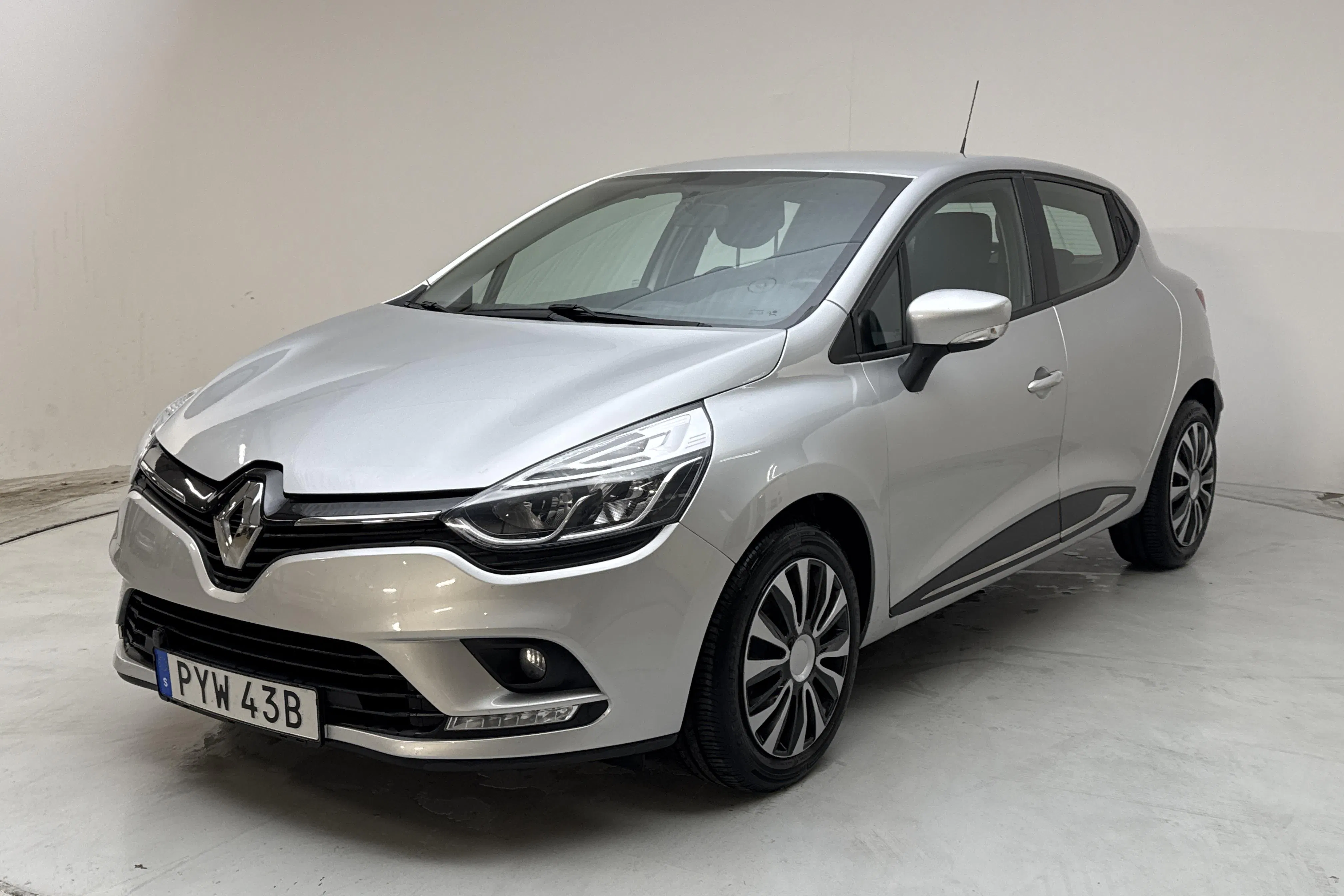 Presentationsfoto 1 av 13: Renault Clio IV 0.9 TCe 90 5dr (90hk) - 6 726 mil - Manuell - silver - 2020