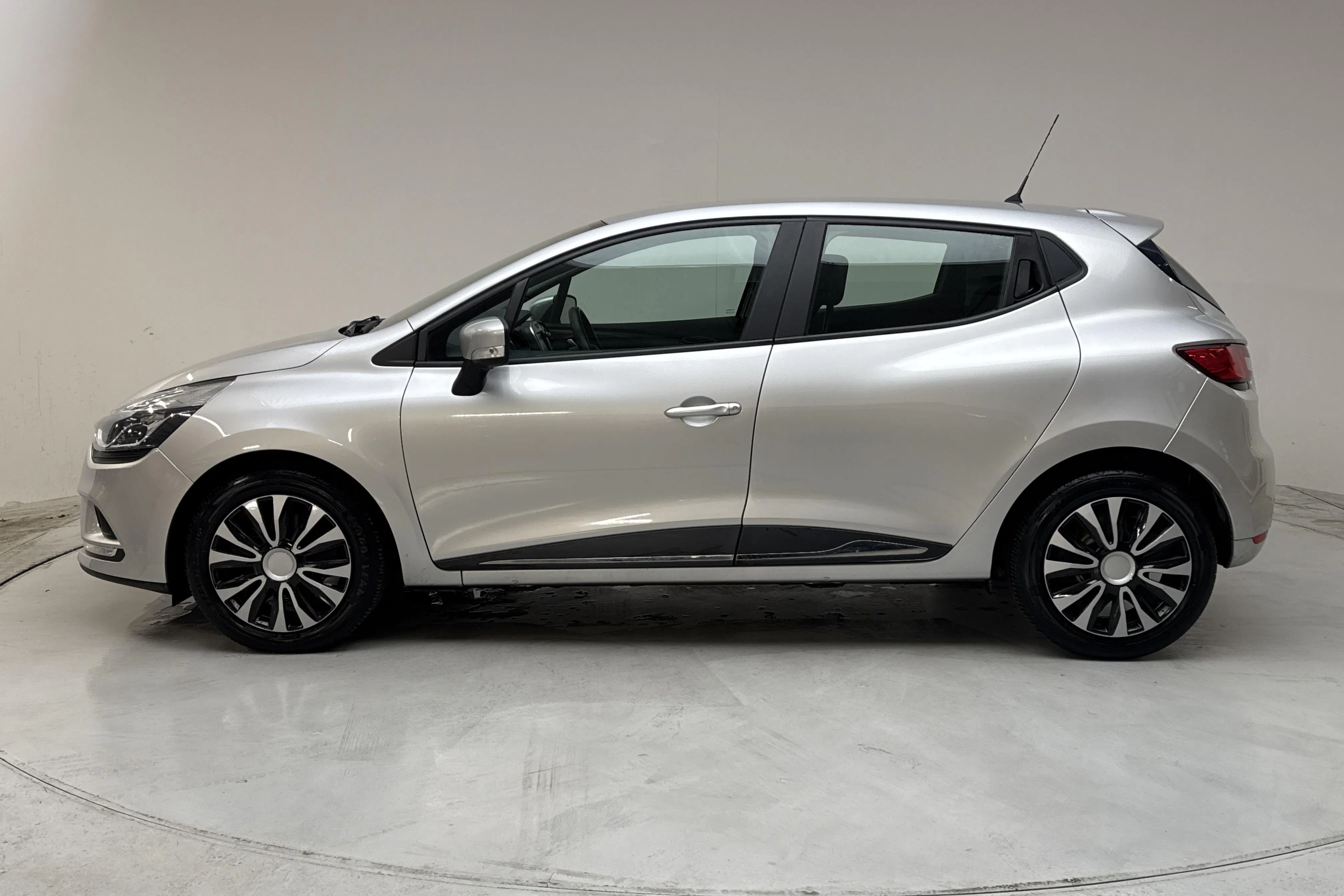 Presentationsfoto 2 av 13: Renault Clio IV 0.9 TCe 90 5dr (90hk) - 6 726 mil - Manuell - silver - 2020