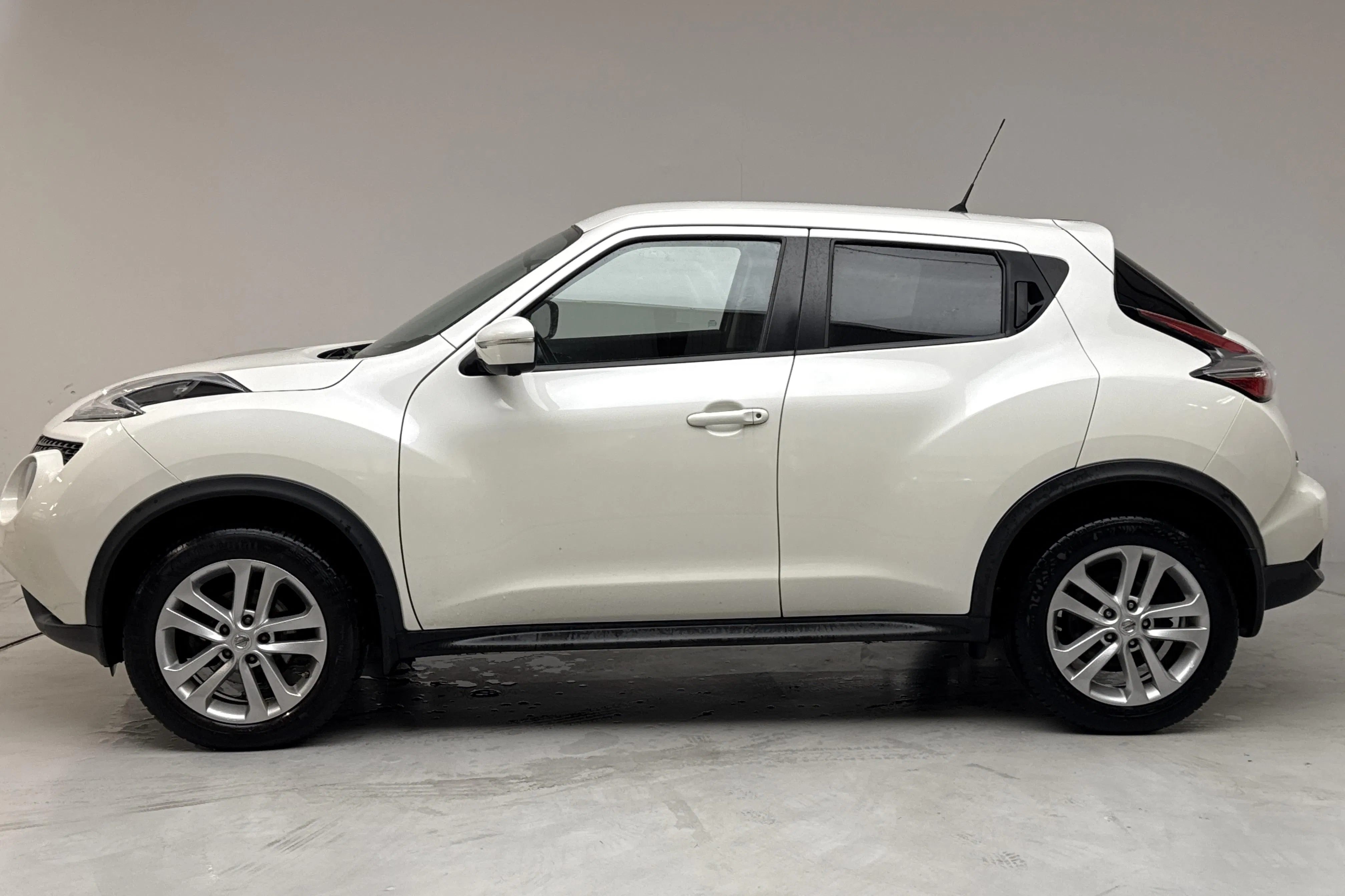 Presentationsfoto 2 av 14: Nissan Juke 1.6 (117hk) - 10 669 mil - Automat - vit - 2015