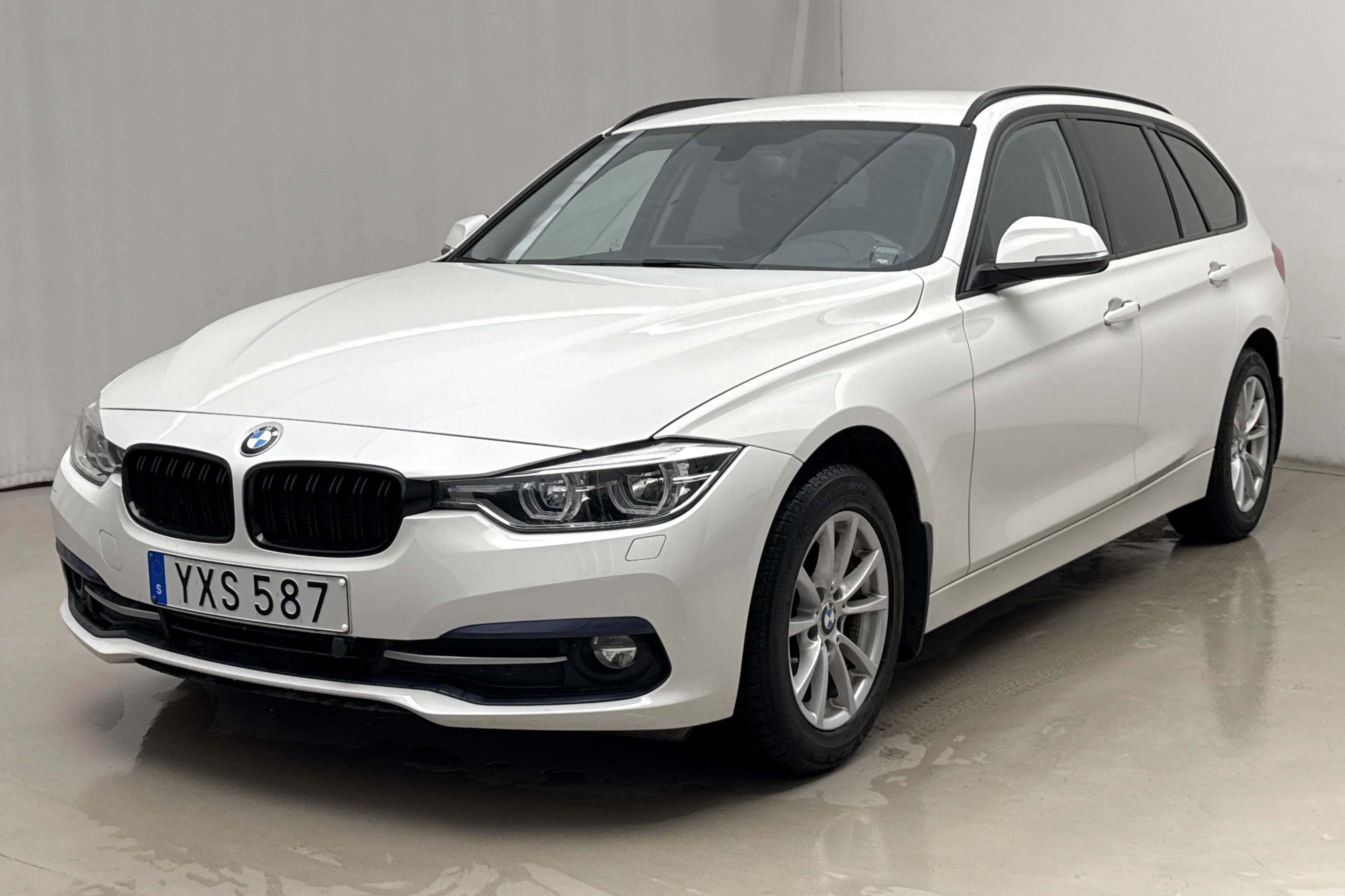 Presentationsfoto 1 av 18: BMW 320d xDrive Touring, F31 (190hk) - 5 713 mil - Automat - vit - 2019