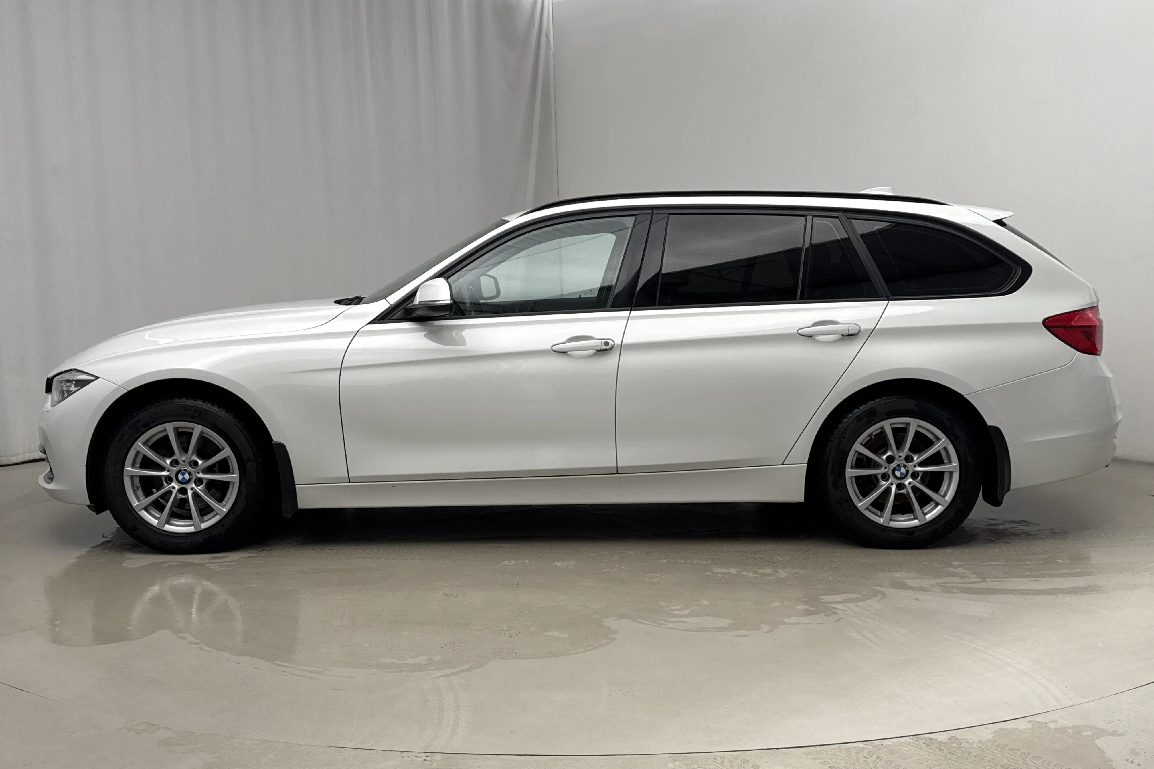 Presentationsfoto 2 av 18: BMW 320d xDrive Touring, F31 (190hk) - 5 713 mil - Automat - vit - 2019