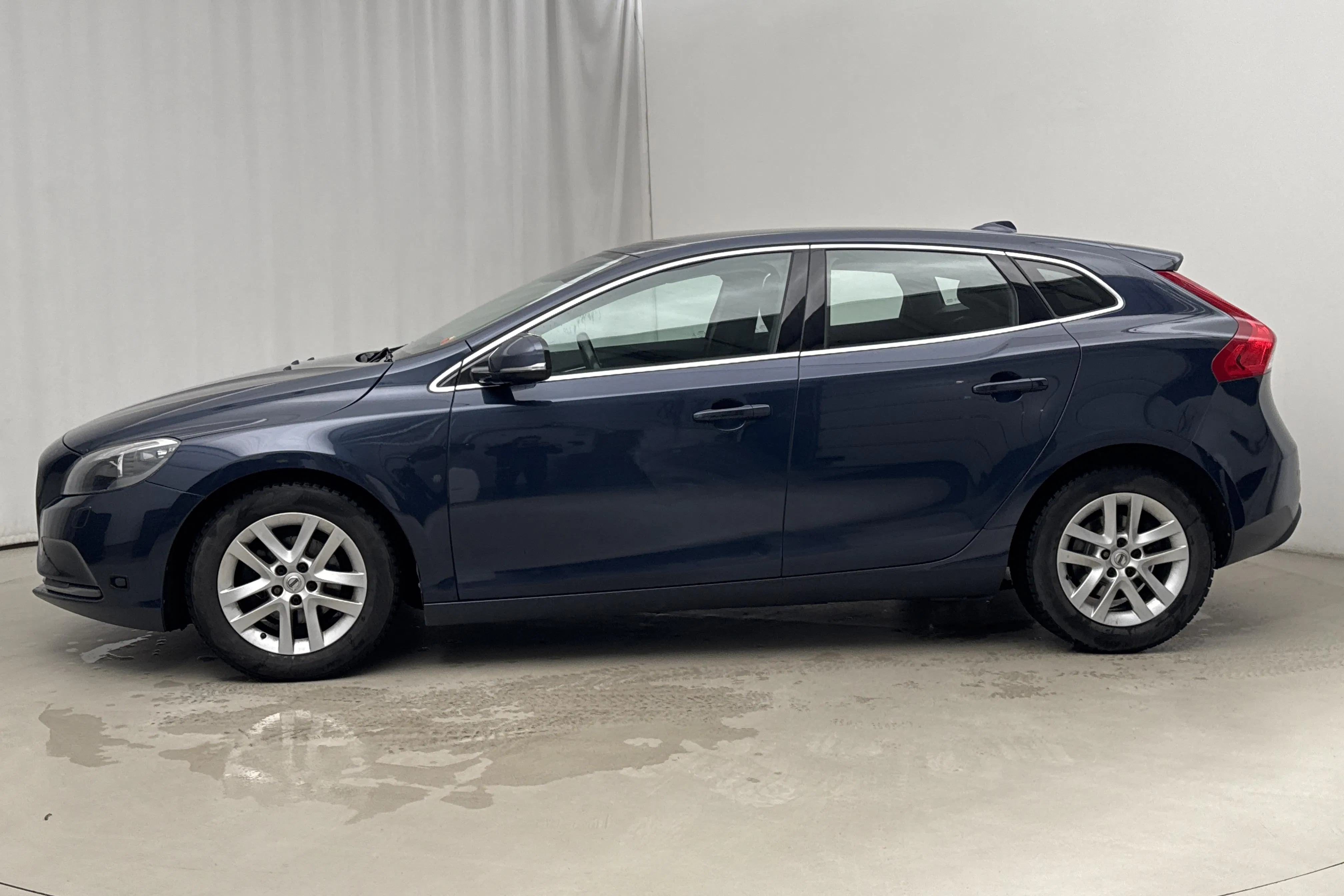 Presentationsfoto 2 av 17: Volvo V40 D2 (115hk) - 15 317 mil - Manuell - blå - 2015