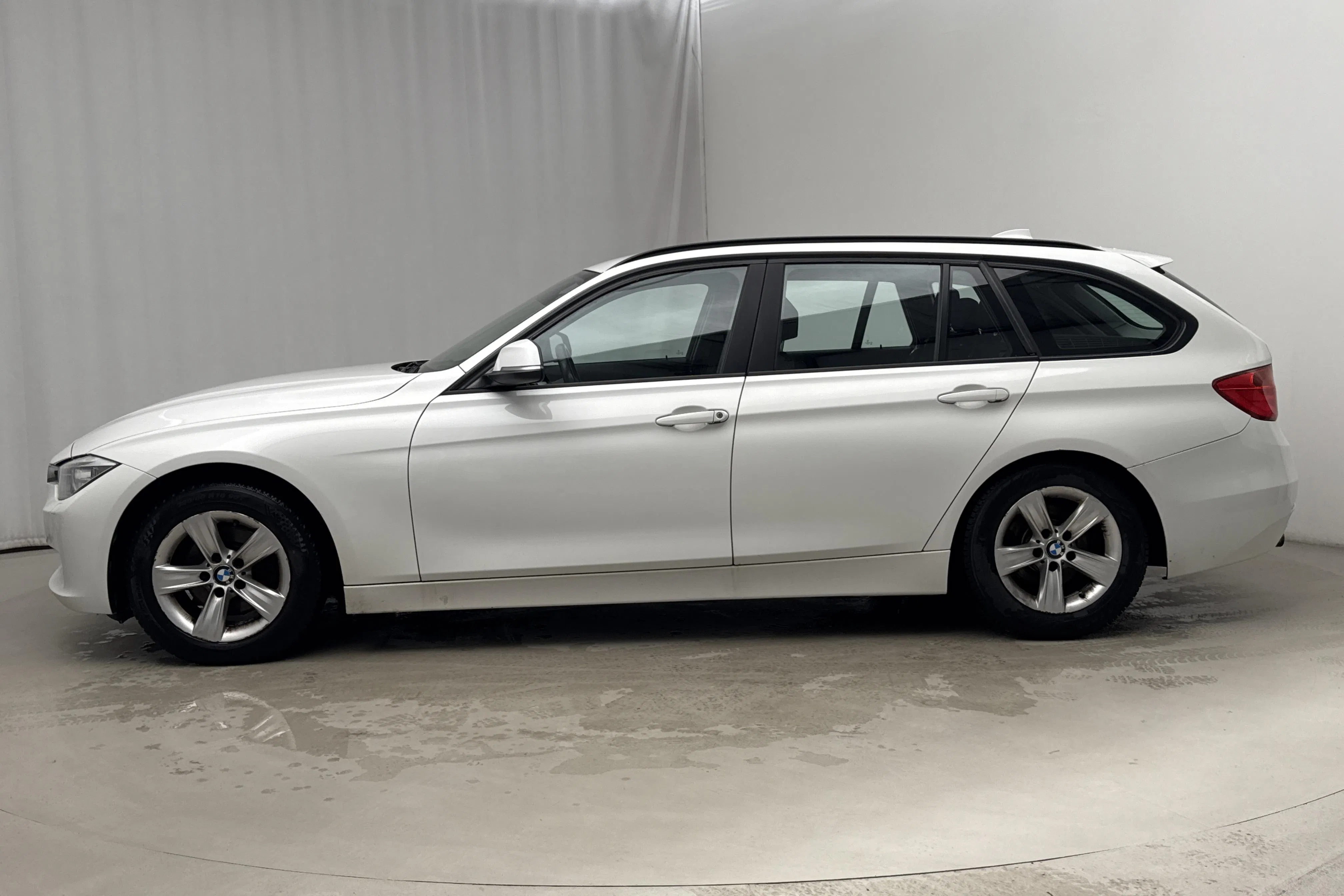 Presentationsfoto 2 av 17: BMW 320d Touring, F31 (184hk) - 27 664 mil - Manuell - vit - 2013