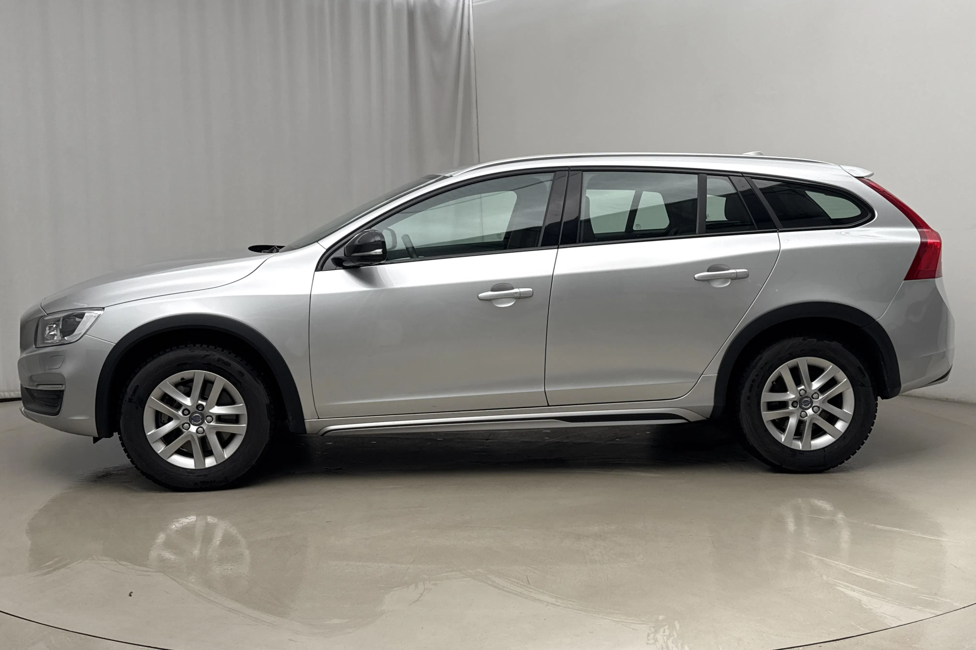 Presentation photo 2 of 18: Volvo V60 D4 Cross Country (190hk) - 69 440 km - Automatic - silver - 2016