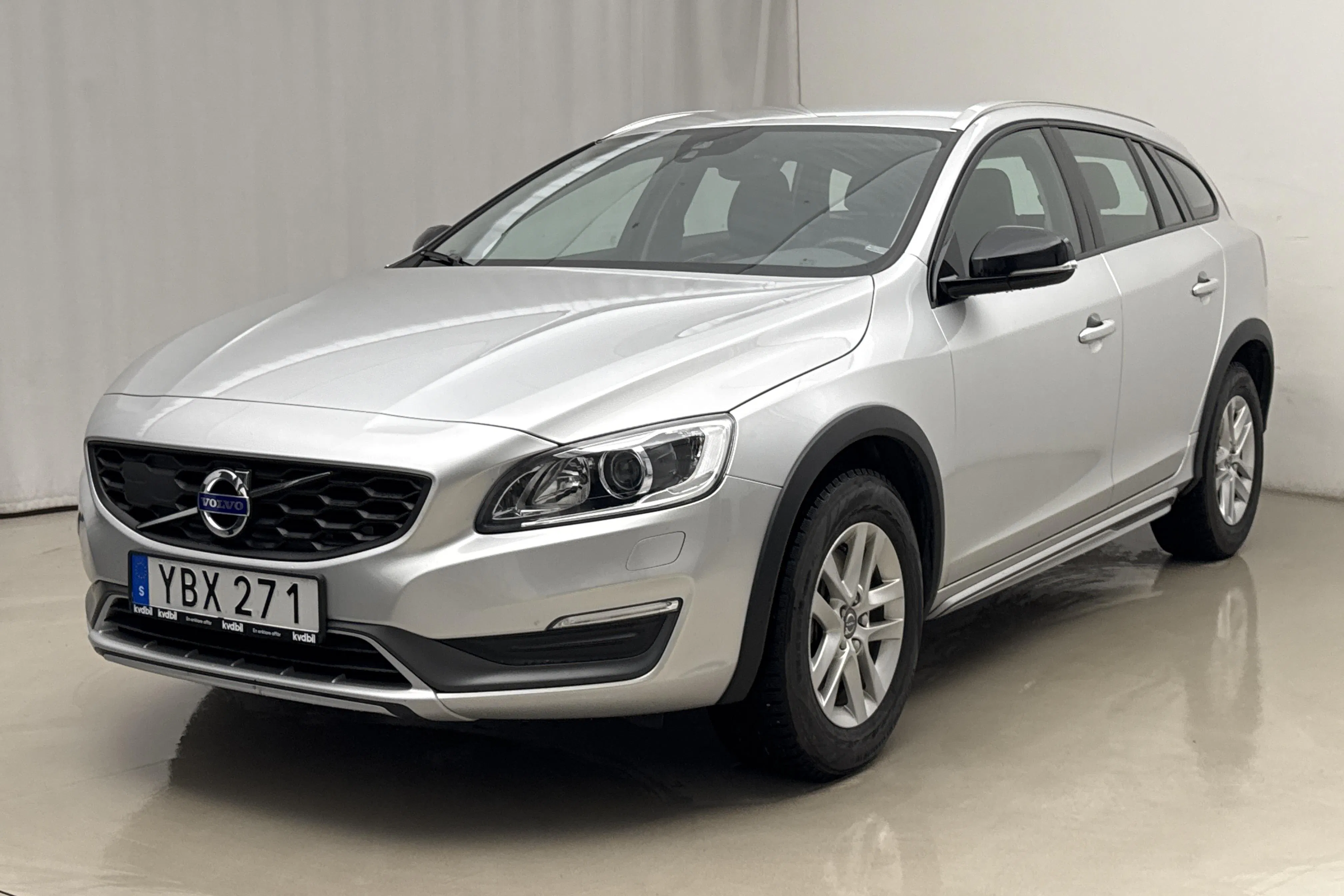 Presentation photo 1 of 18: Volvo V60 D4 Cross Country (190hk) - 69 440 km - Automatic - silver - 2016