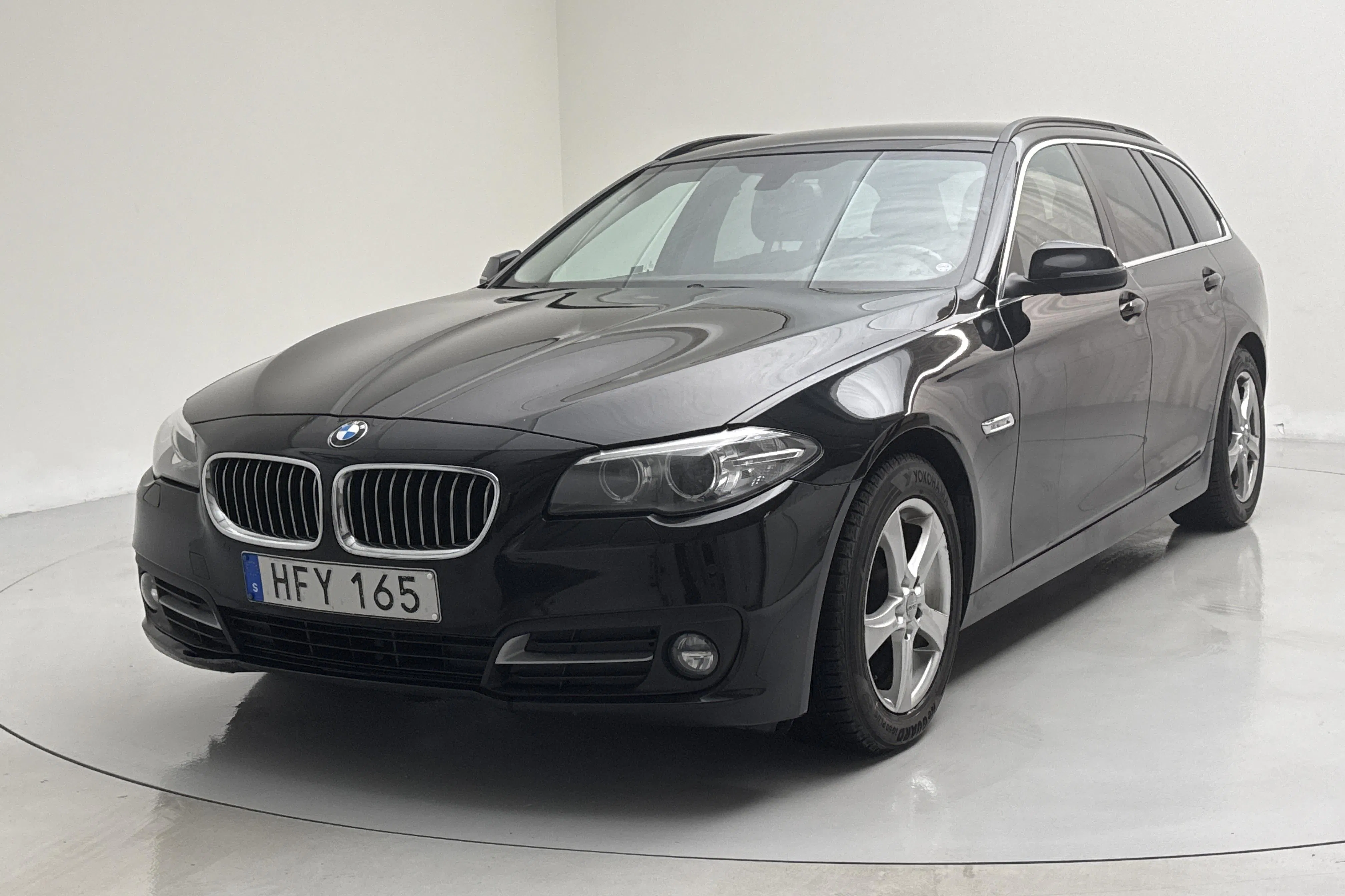 Presentationsfoto 1 av 12: BMW 520d Touring, F11 (190hk) - 13 898 mil - Automat - svart - 2017