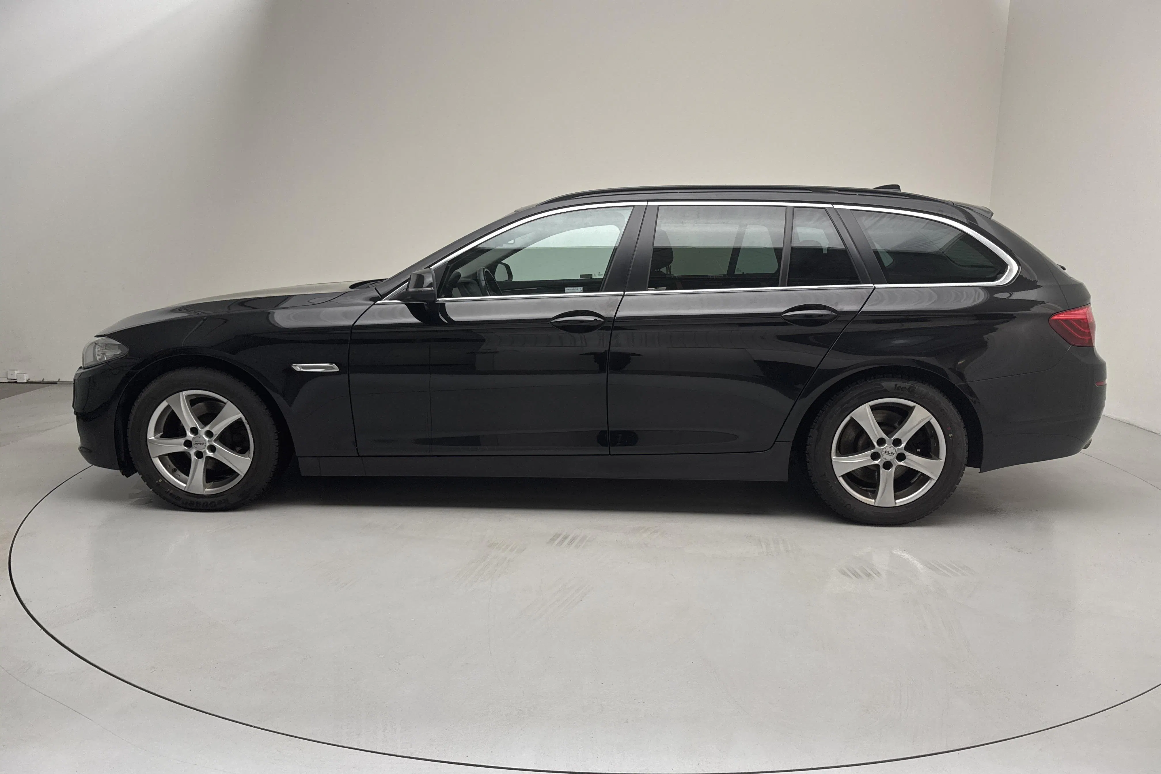 Presentationsfoto 2 av 12: BMW 520d Touring, F11 (190hk) - 13 898 mil - Automat - svart - 2017