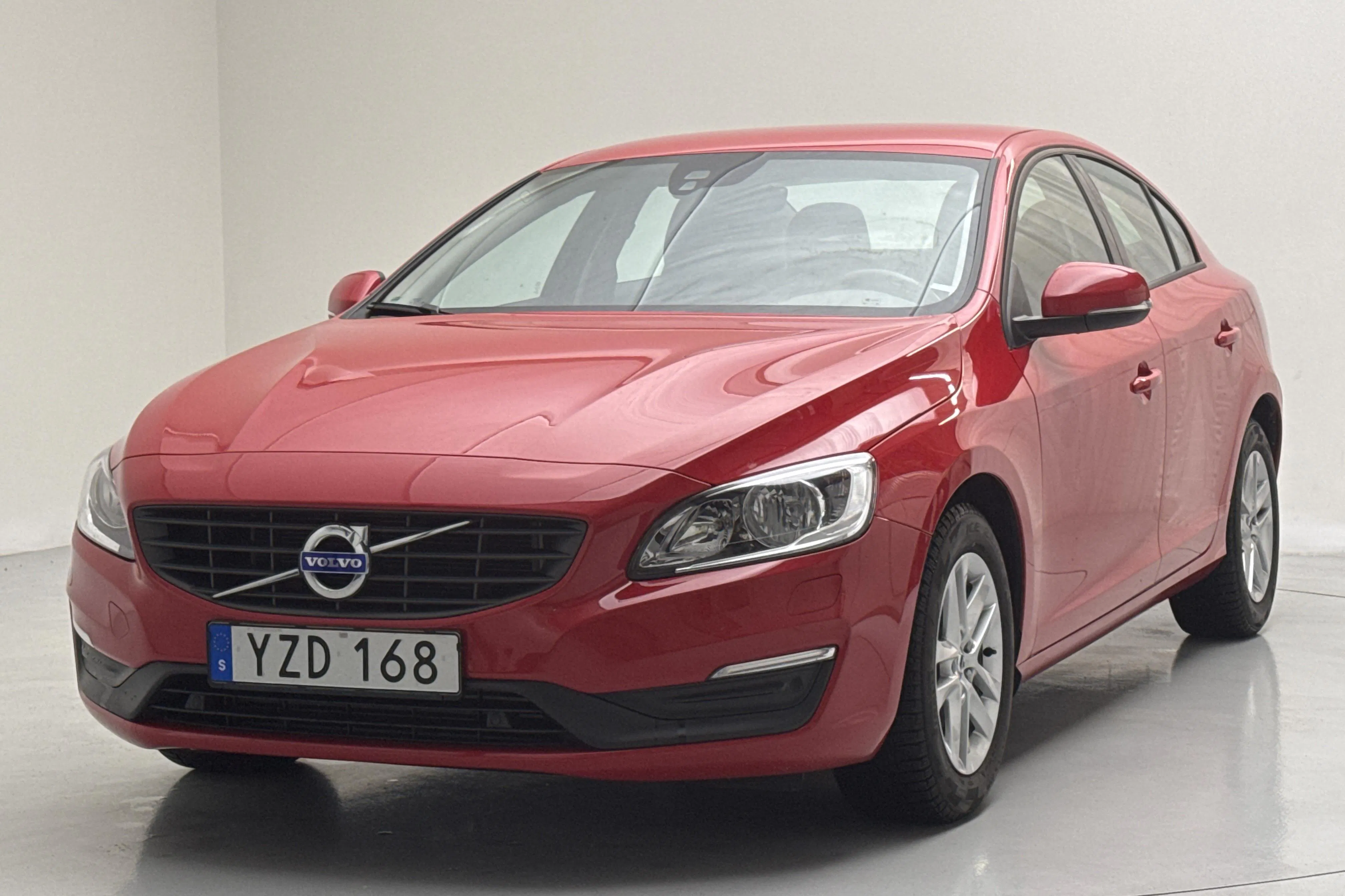 Presentationsfoto 1 av 13: Volvo S60 T3 (152hk) - 3 913 mil - Automat - röd - 2018