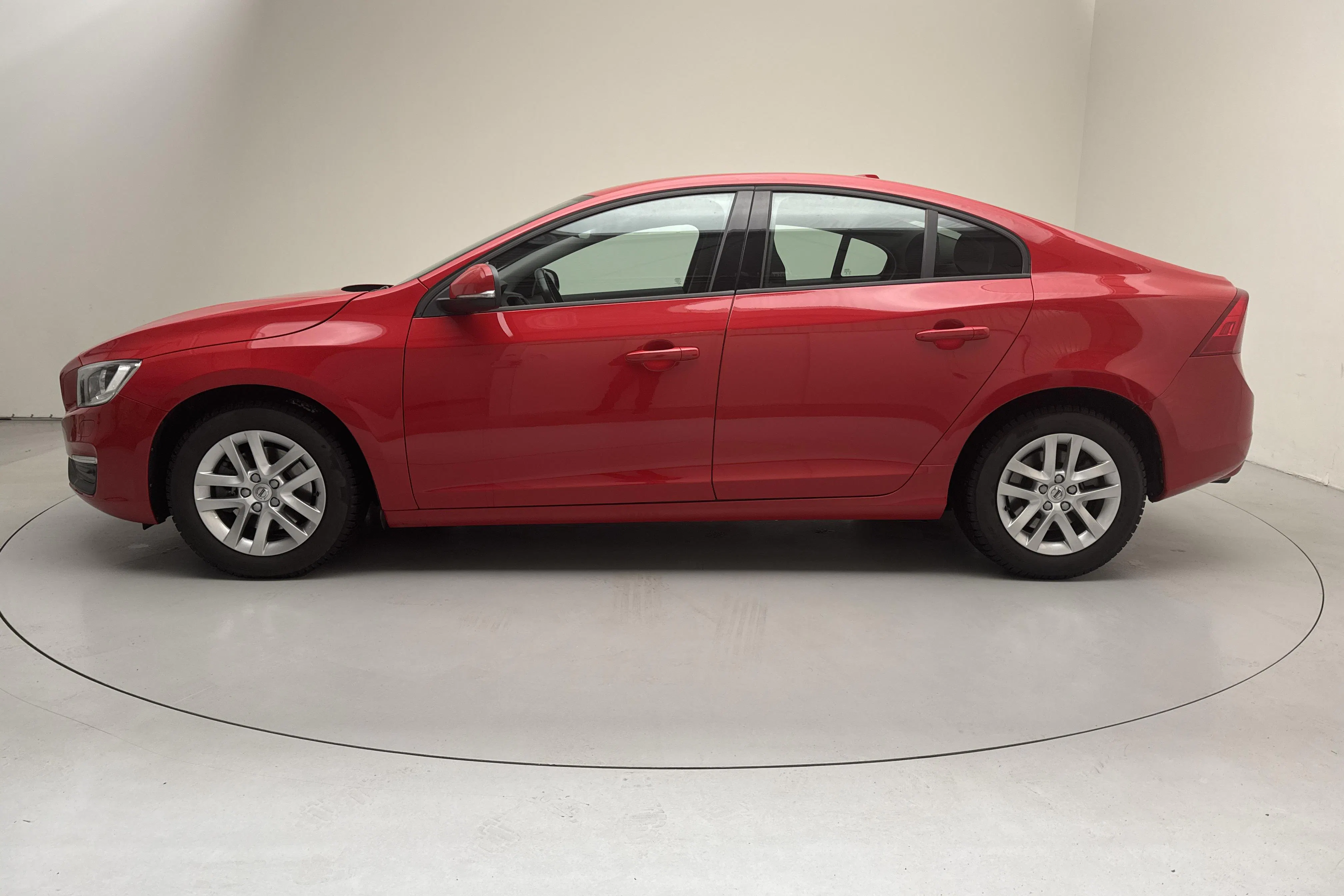 Presentationsfoto 2 av 13: Volvo S60 T3 (152hk) - 3 913 mil - Automat - röd - 2018