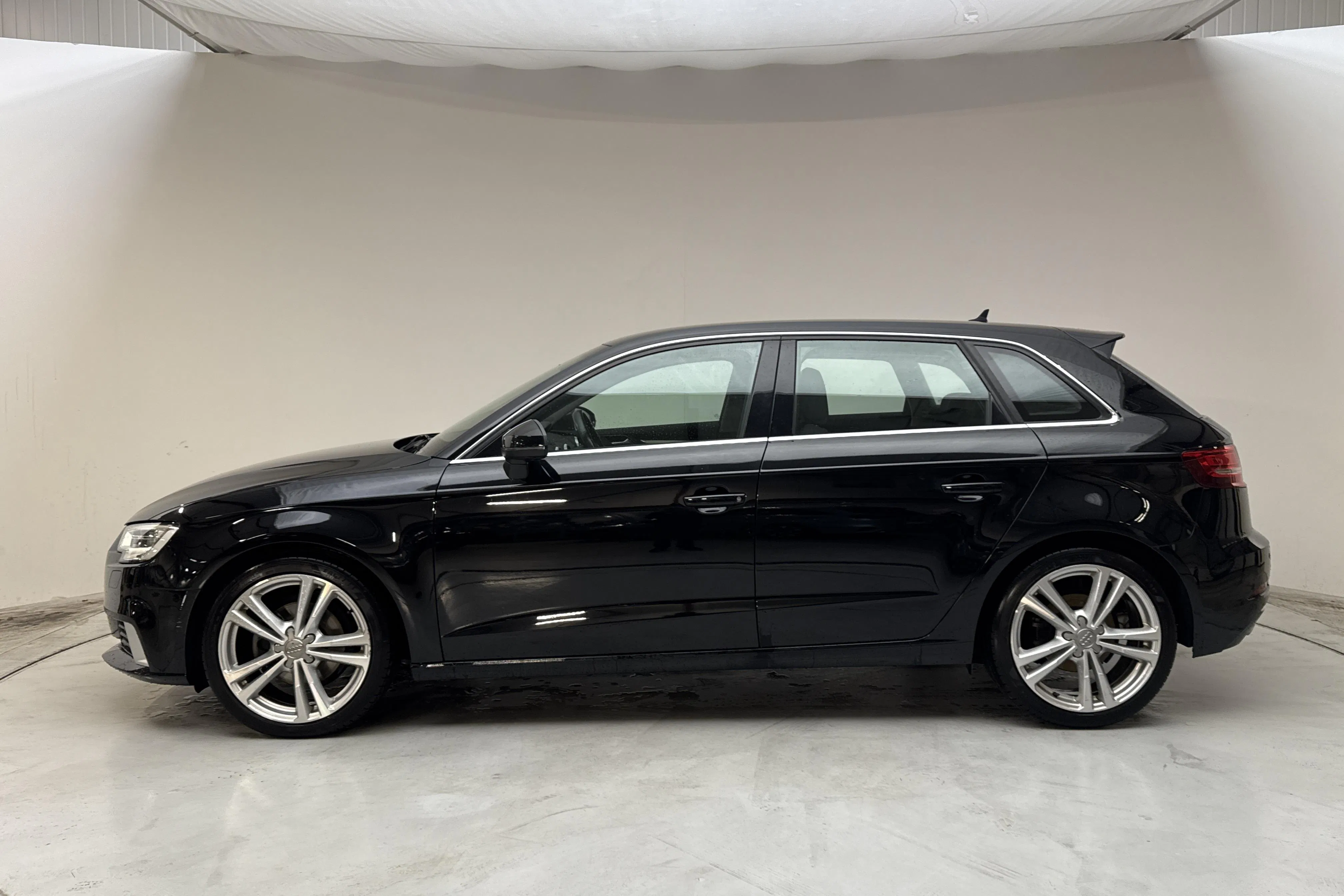Presentationsfoto 2 av 12: Audi A3 Sportback 35 TFSI (150hk) - 5 818 mil - Automat - svart - 2020